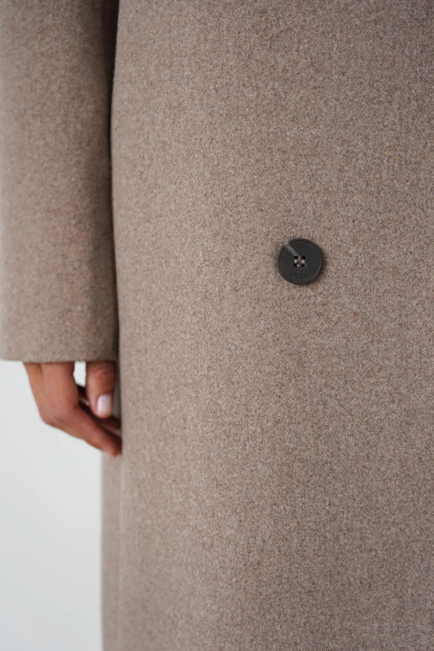 Пальто двубортное с втачным рукавом с поясом бежевого цвета фото 8