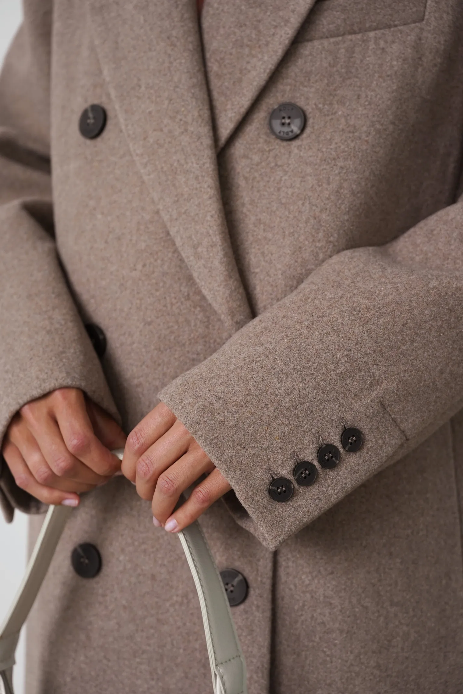 Пальто двубортное с втачным рукавом с поясом бежевого цвета фото 7