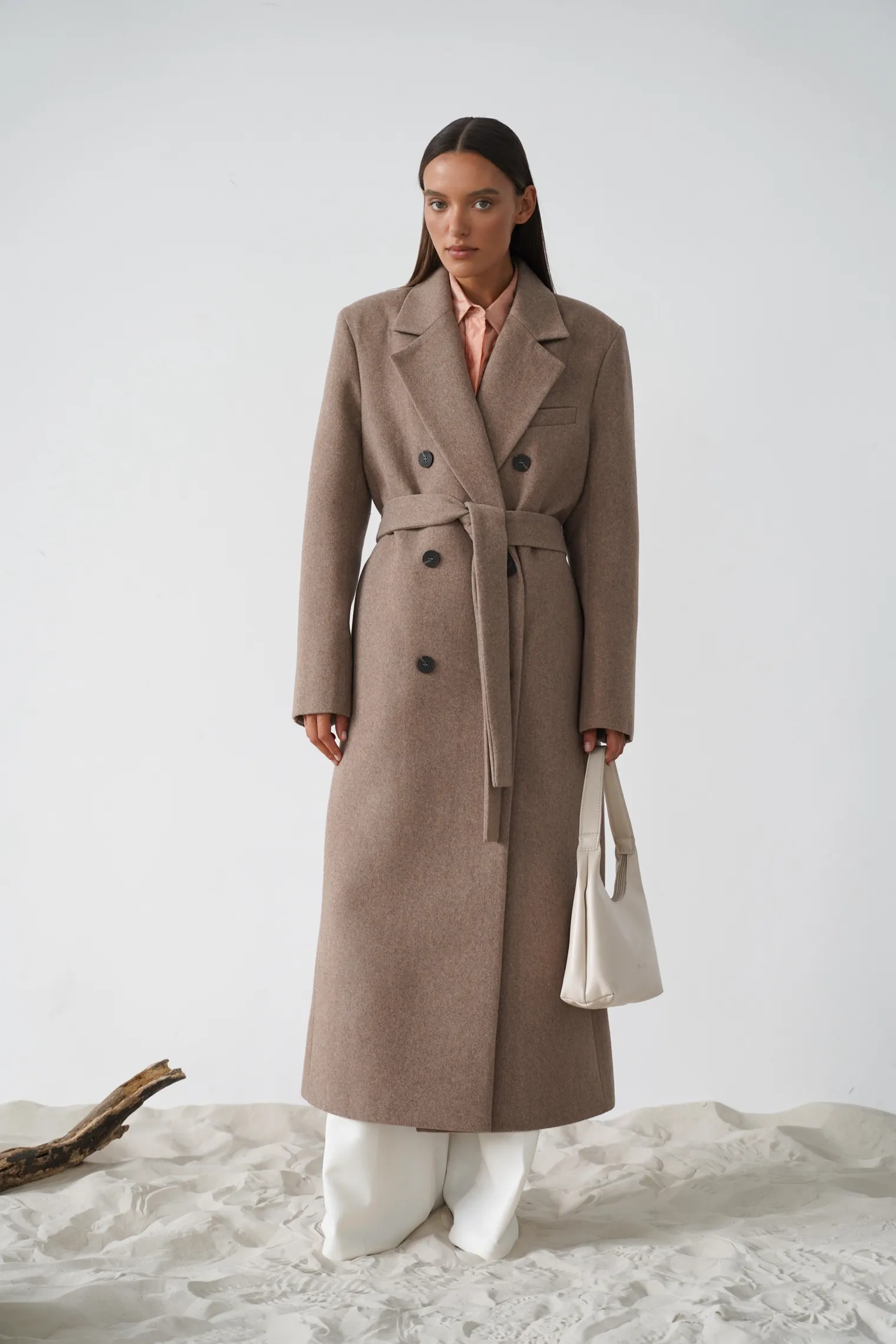 Пальто двубортное с втачным рукавом с поясом бежевого цвета фото 3