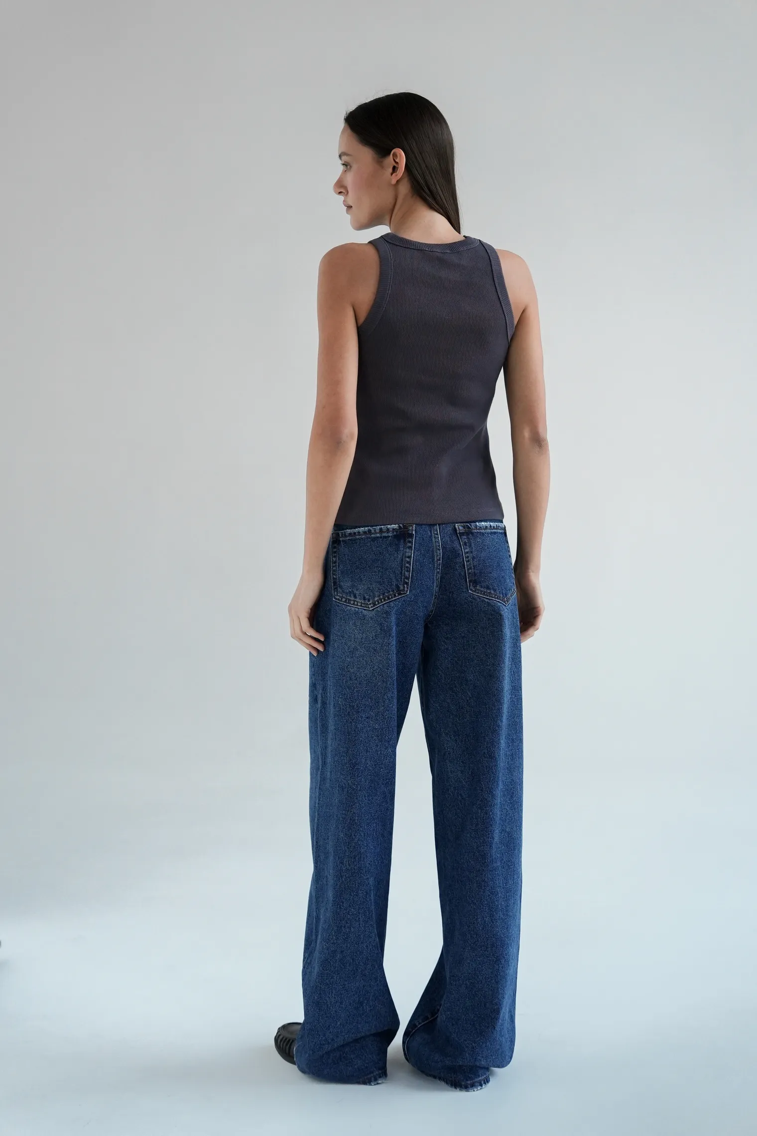 Майка в рубчик тёмно-серого цвета фото 4