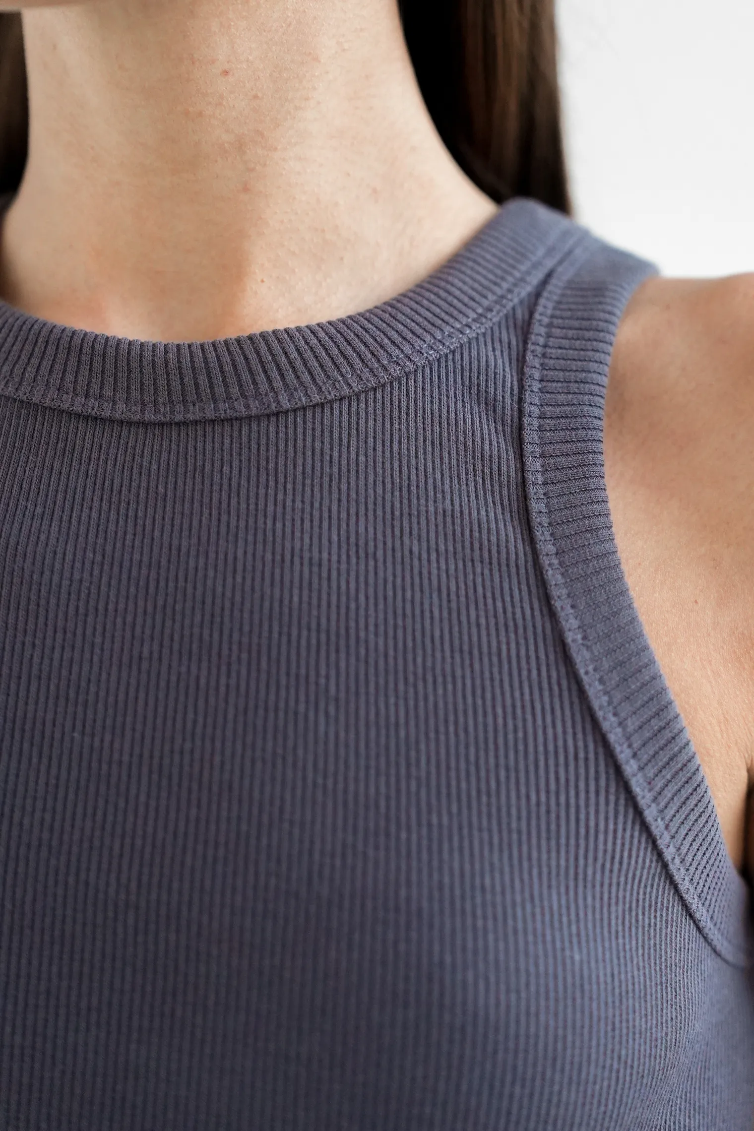 Майка в рубчик тёмно-серого цвета фото 2