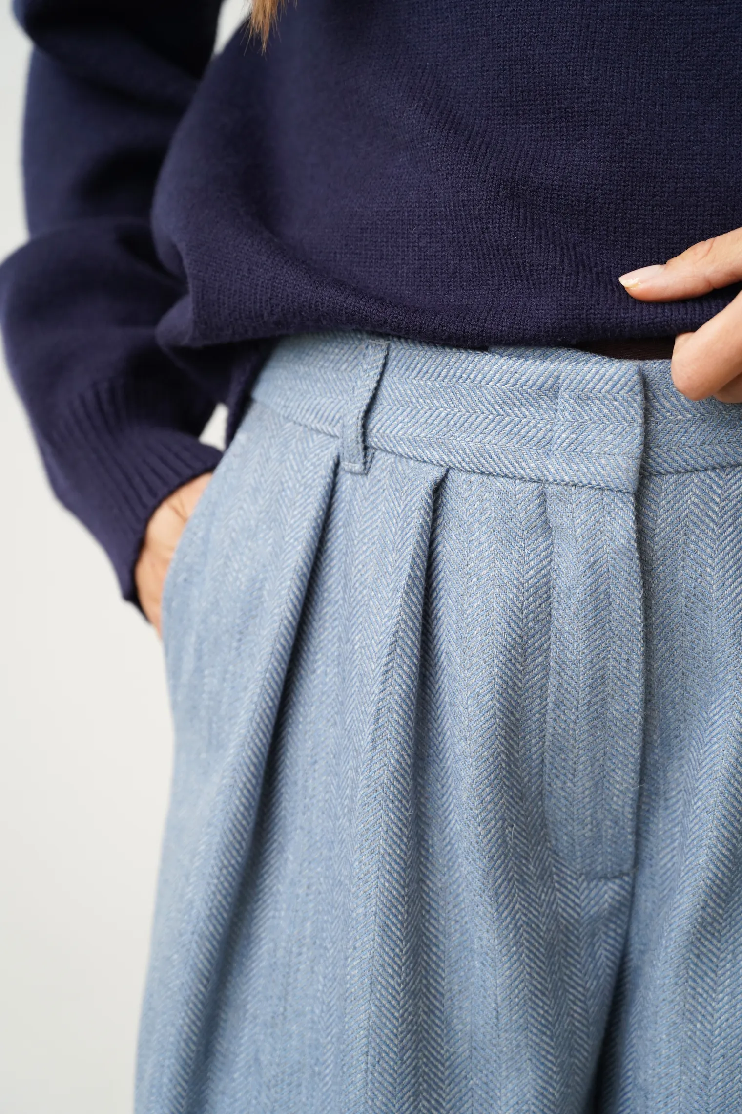 Брюки широкого кроя со складками из шерсти цвета голубой/серый в ёлочку фото 2