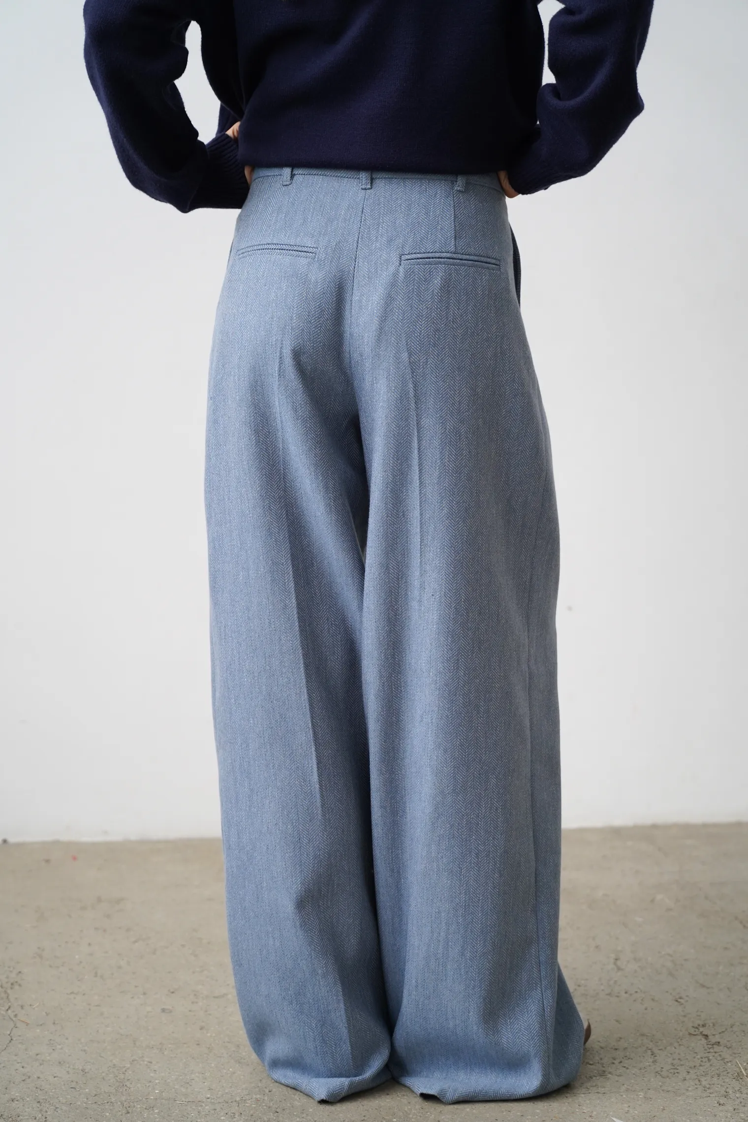 Брюки широкого кроя со складками из шерсти цвета голубой/серый в ёлочку фото 4