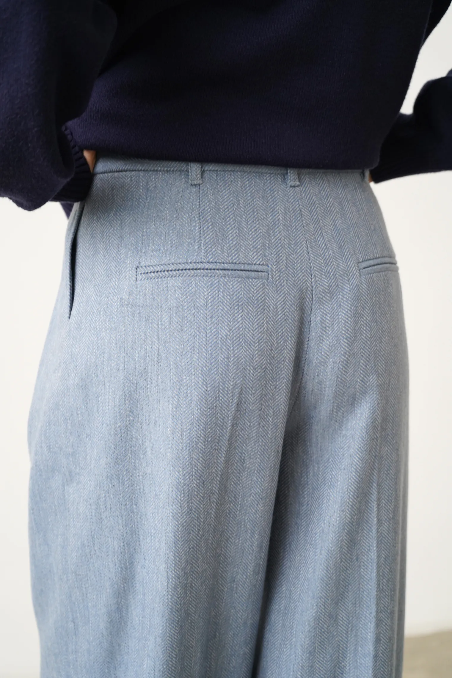 Брюки широкого кроя со складками из шерсти цвета голубой/серый в ёлочку фото 7