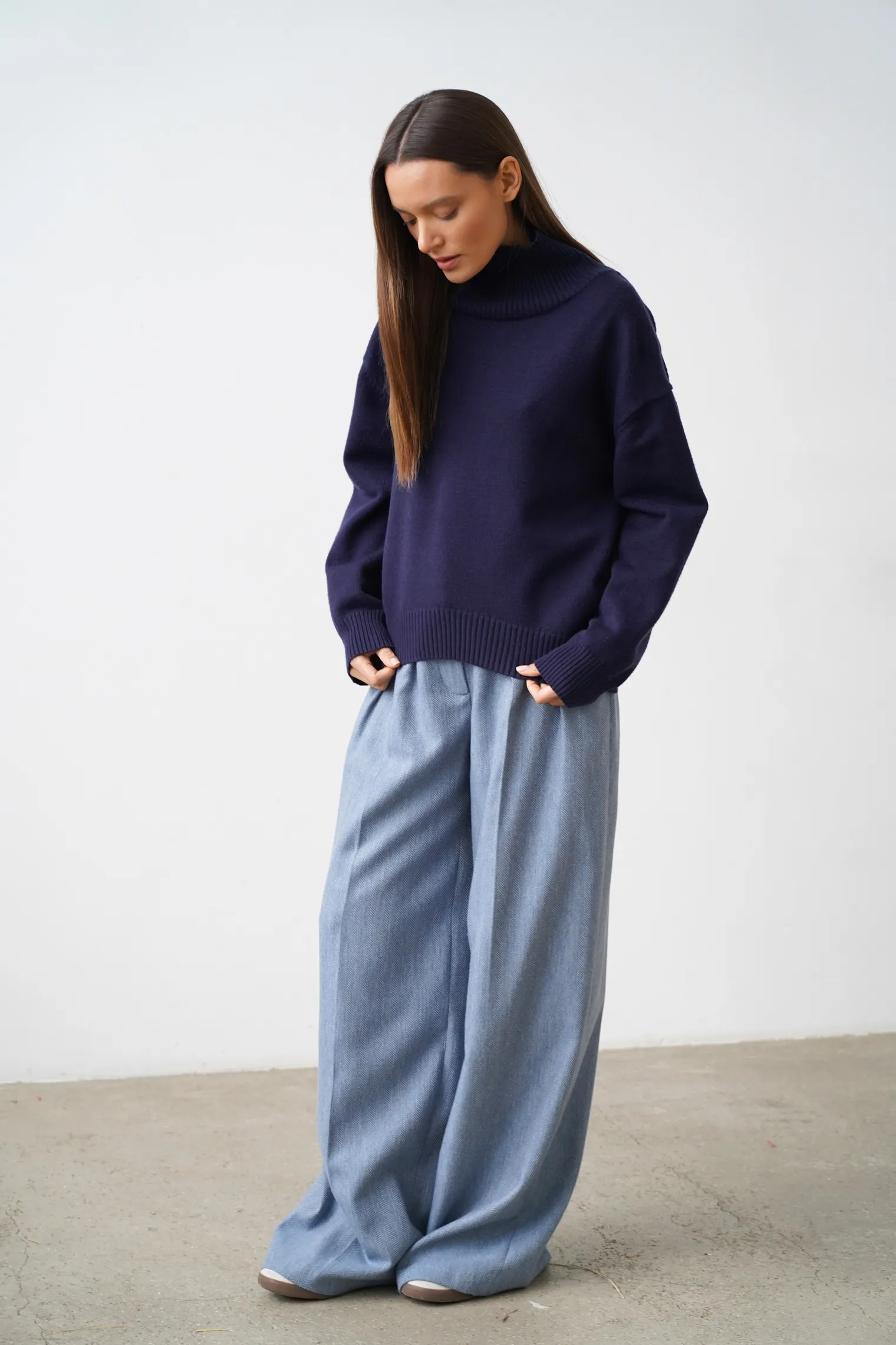 Брюки широкого кроя со складками из шерсти цвета голубой/серый в ёлочку фото 5