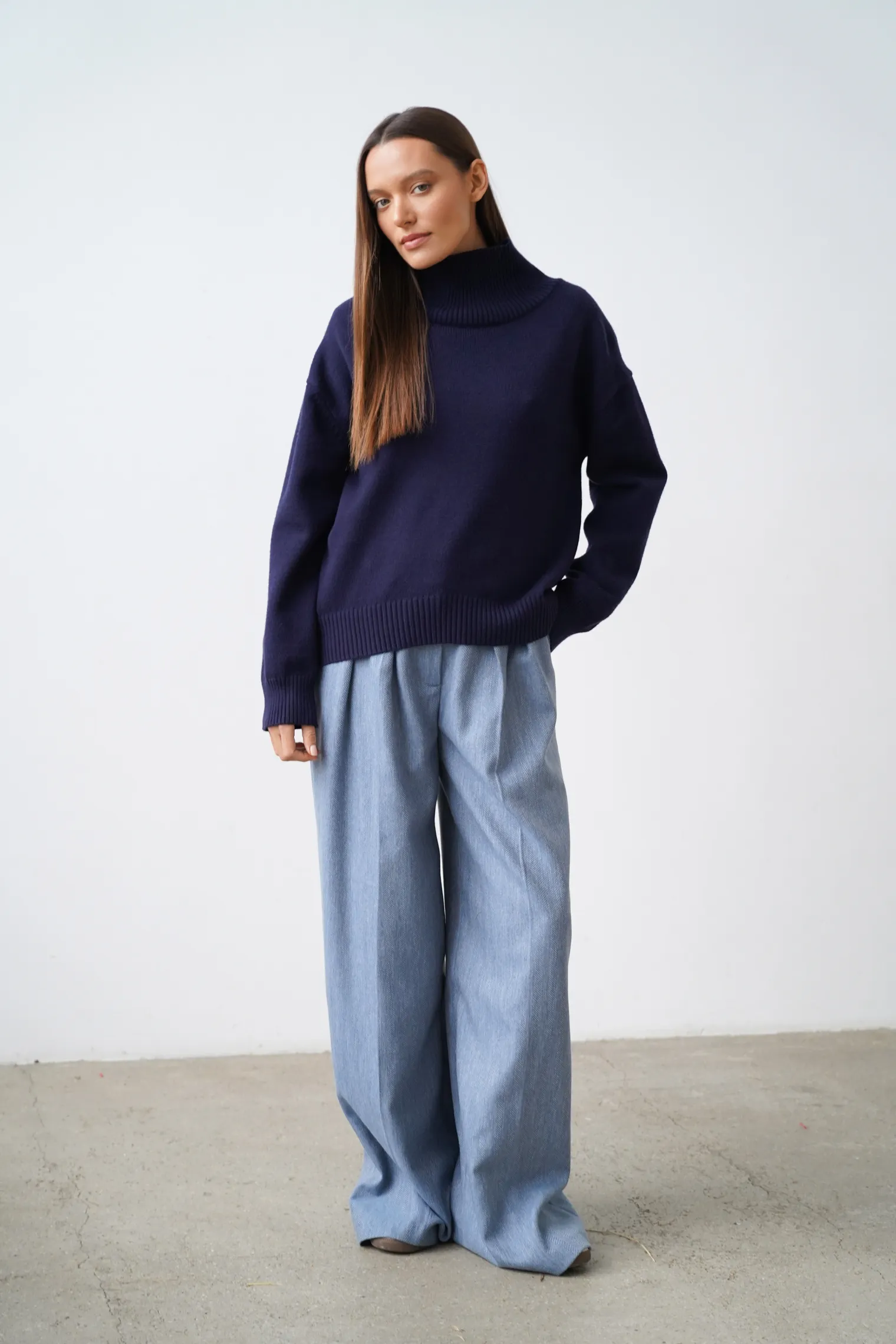 Брюки широкого кроя со складками из шерсти цвета голубой/серый в ёлочку фото 1