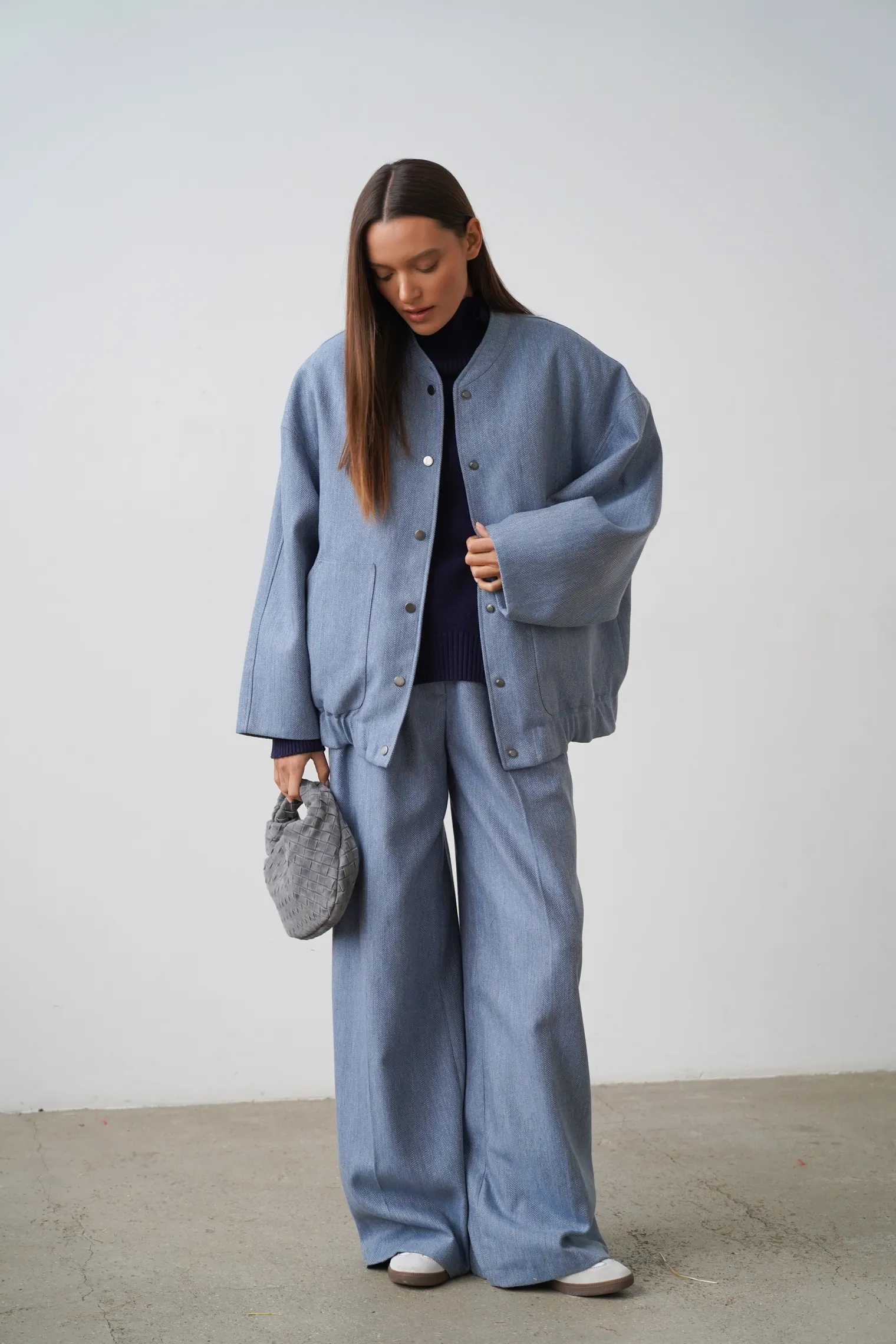 Брюки широкого кроя со складками из шерсти цвета голубой/серый в ёлочку фото 3