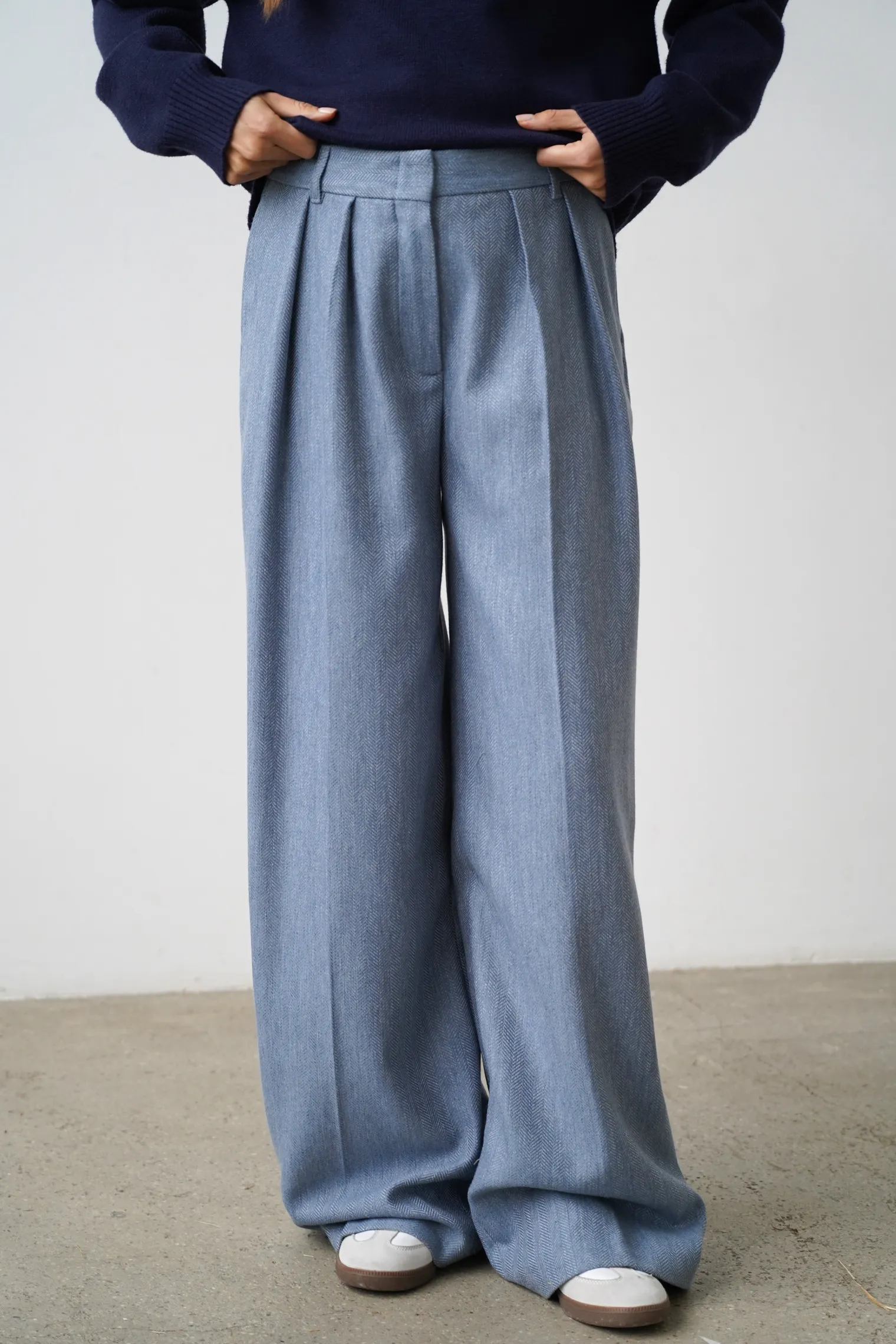 Брюки широкого кроя со складками из шерсти цвета голубой/серый в ёлочку фото 6