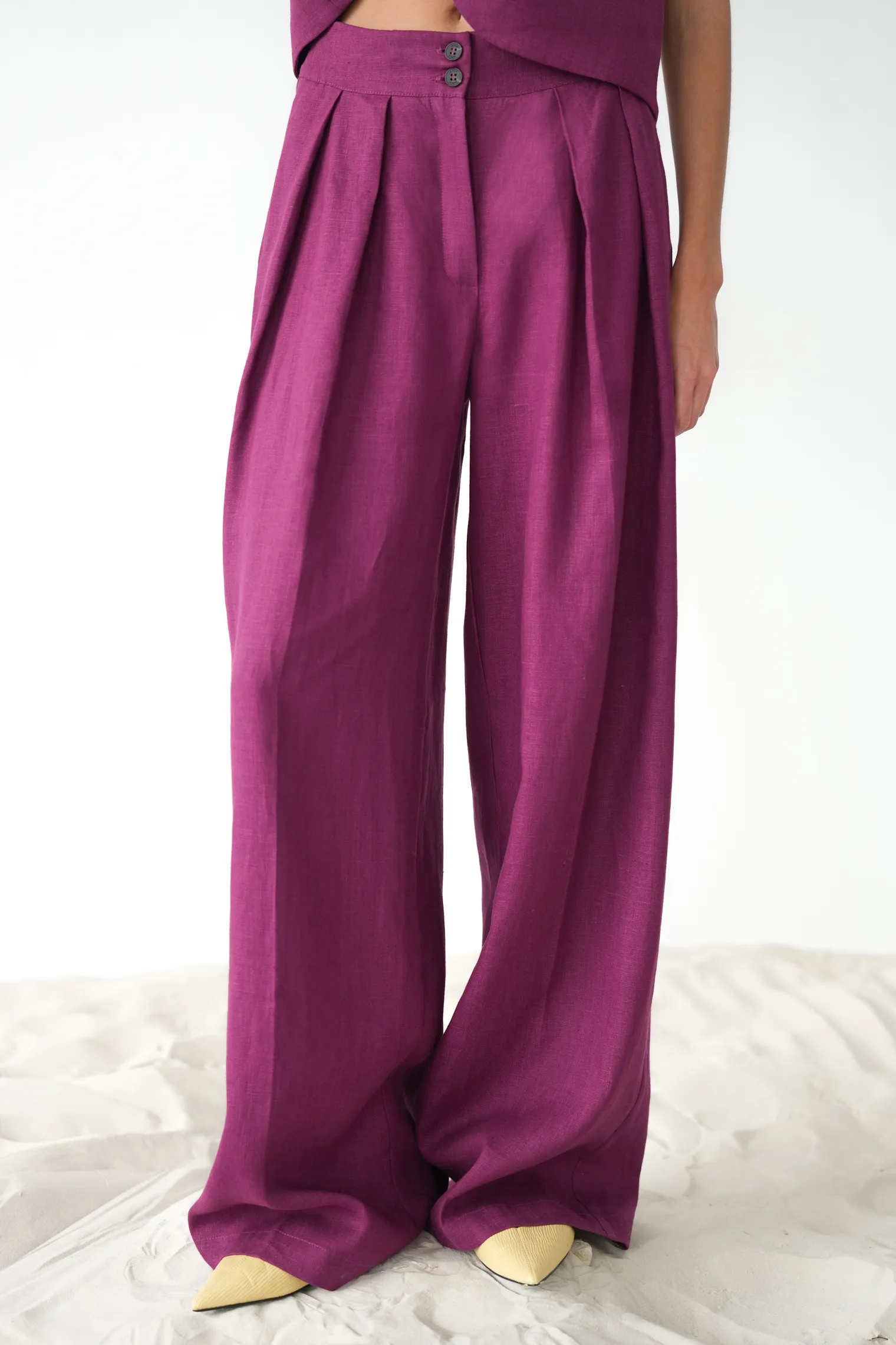 Брюки широкого кроя с завышенной талией со складками сливового цвета фото 6