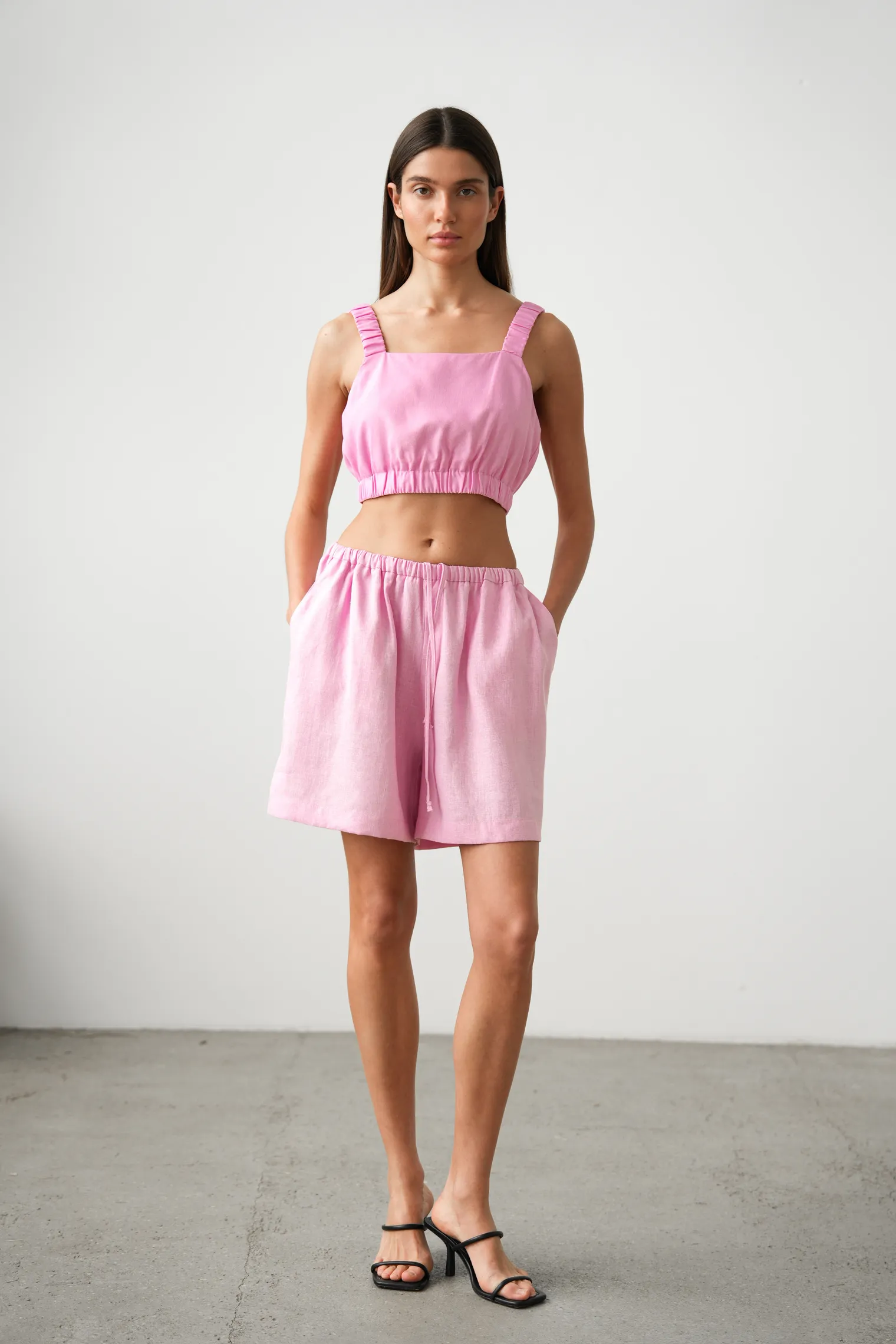 Шорты изо льна цвета пион фото 3