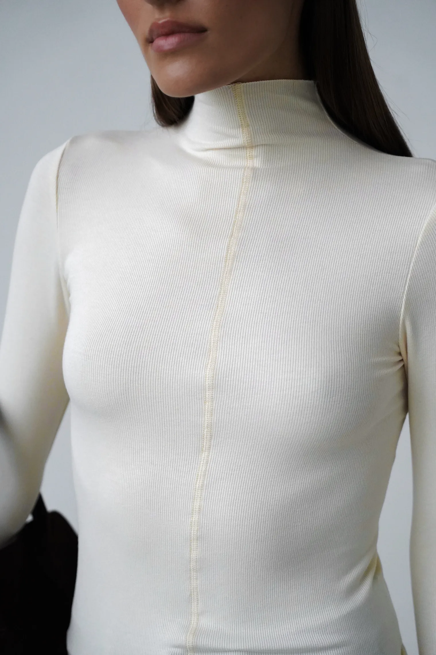 Водолазка в рубчик молочного цвета фото 2