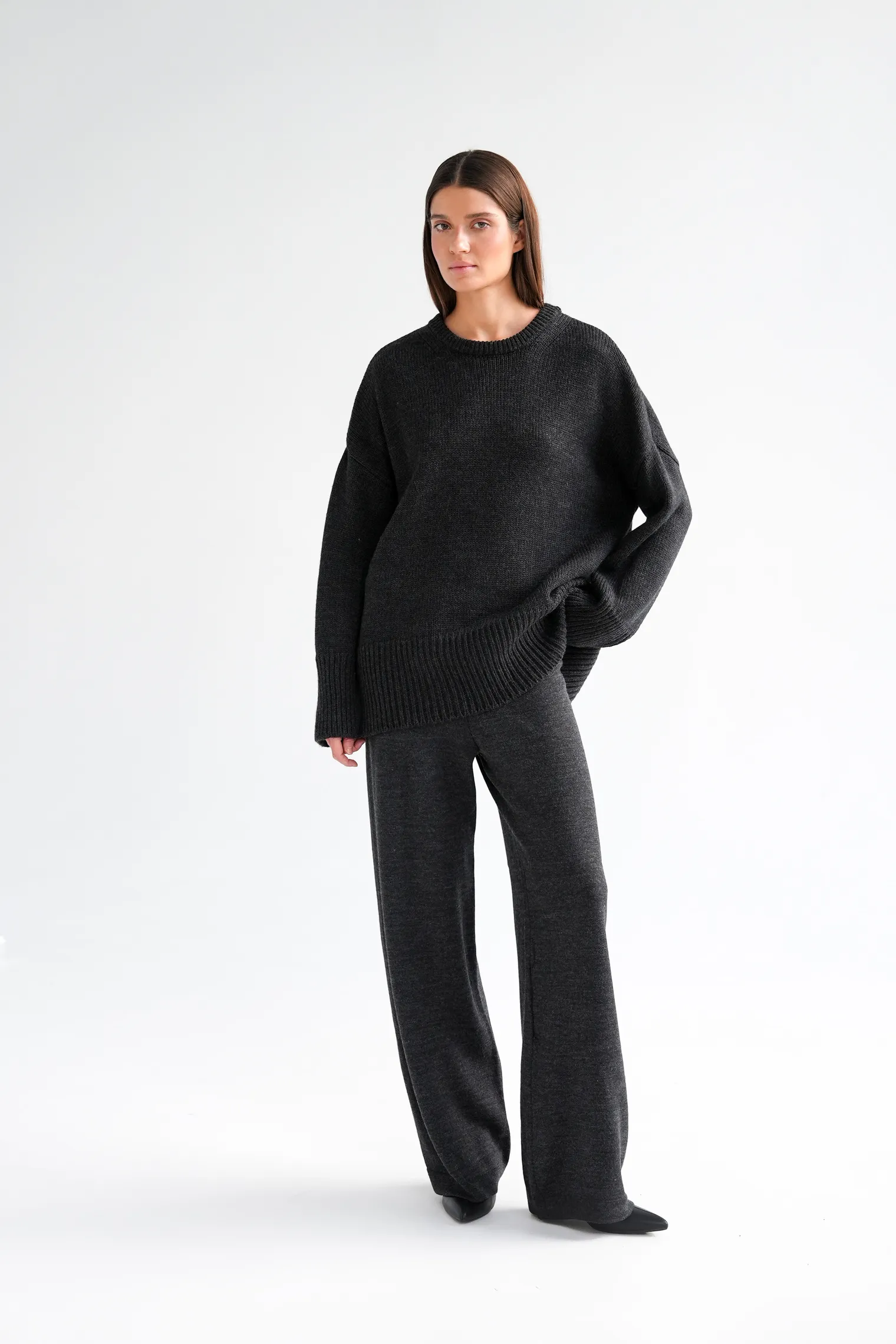 Джемпер крупной вязки с низким воротником графитового цвета фото 3