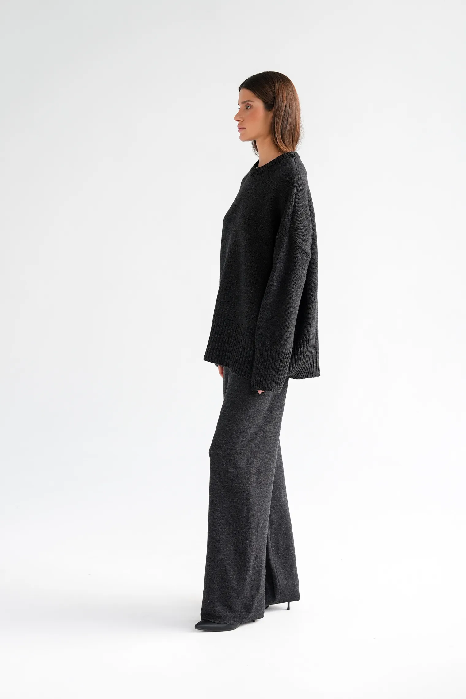 Джемпер крупной вязки с низким воротником графитового цвета фото 6