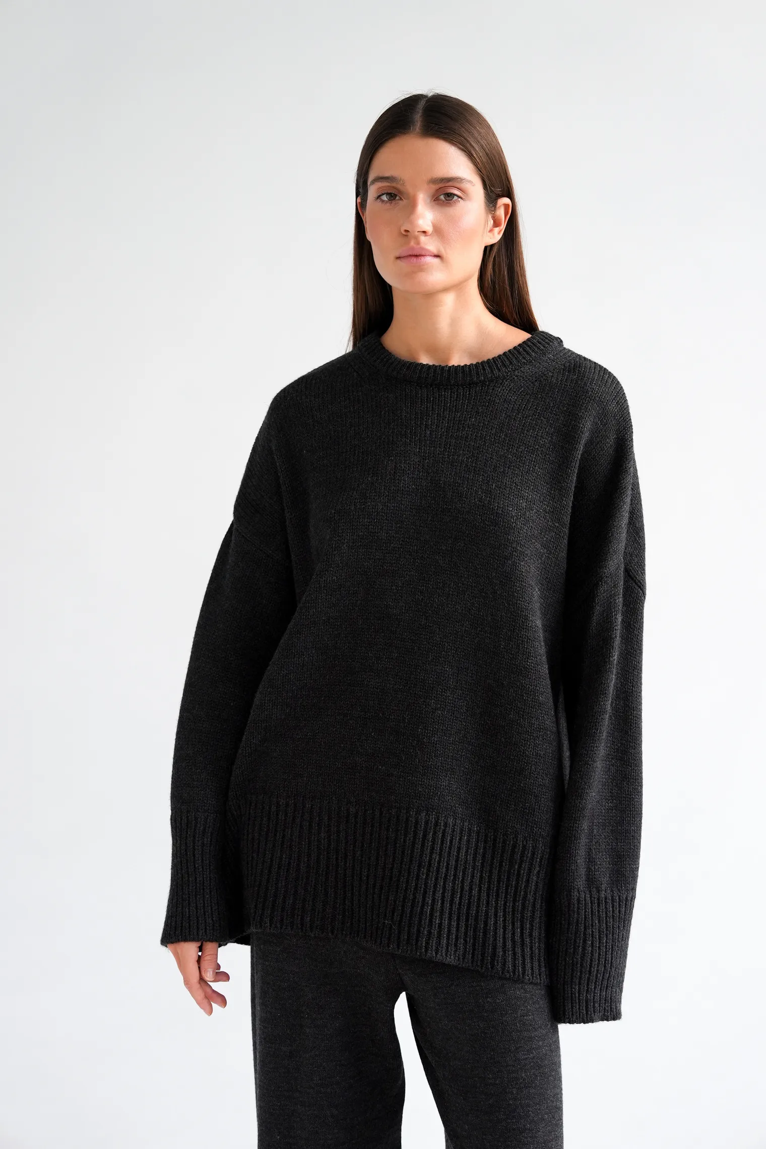 Джемпер крупной вязки с низким воротником графитового цвета фото 5