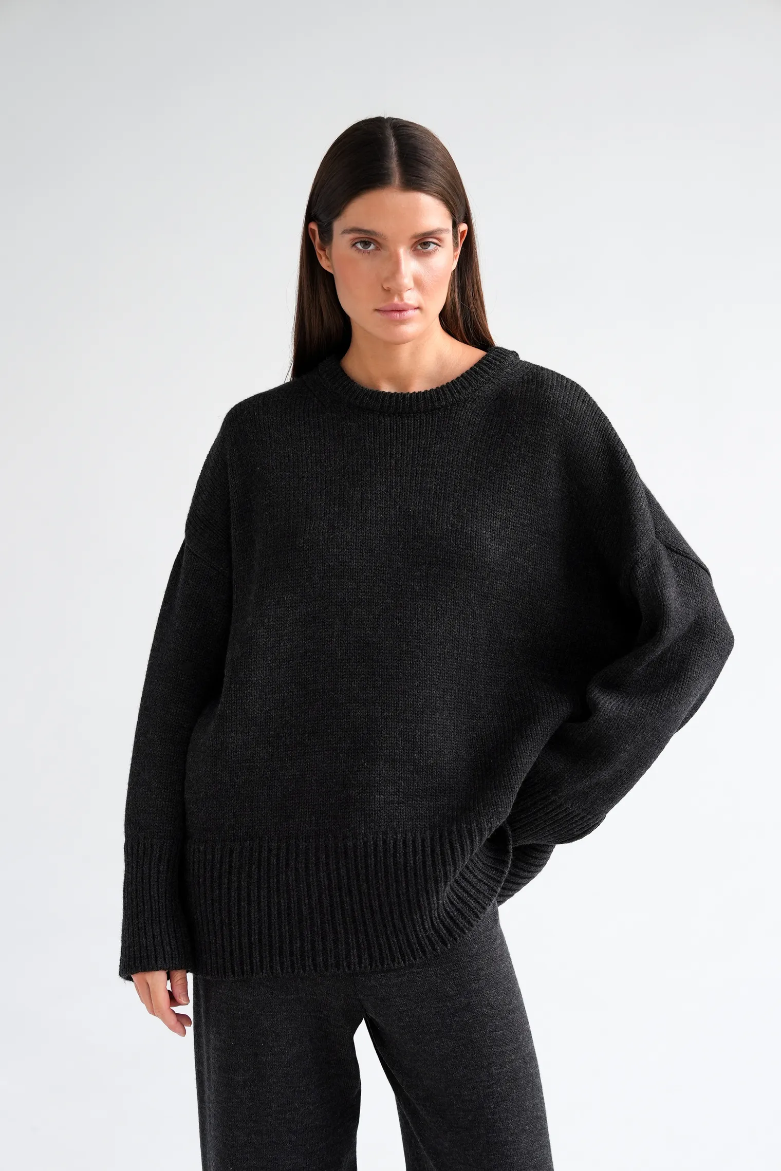 Джемпер крупной вязки с низким воротником графитового цвета фото 1