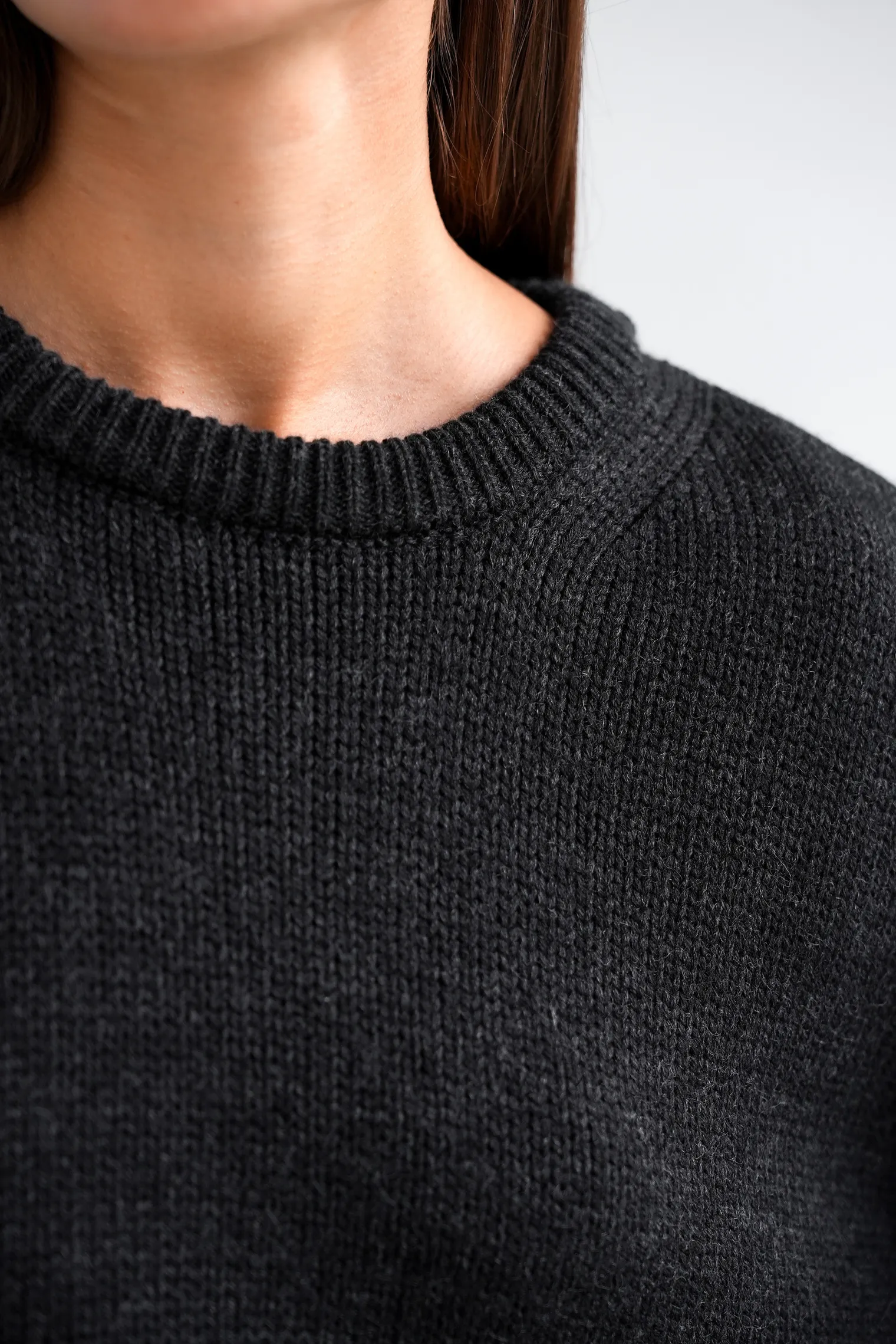 Джемпер крупной вязки с низким воротником графитового цвета фото 2
