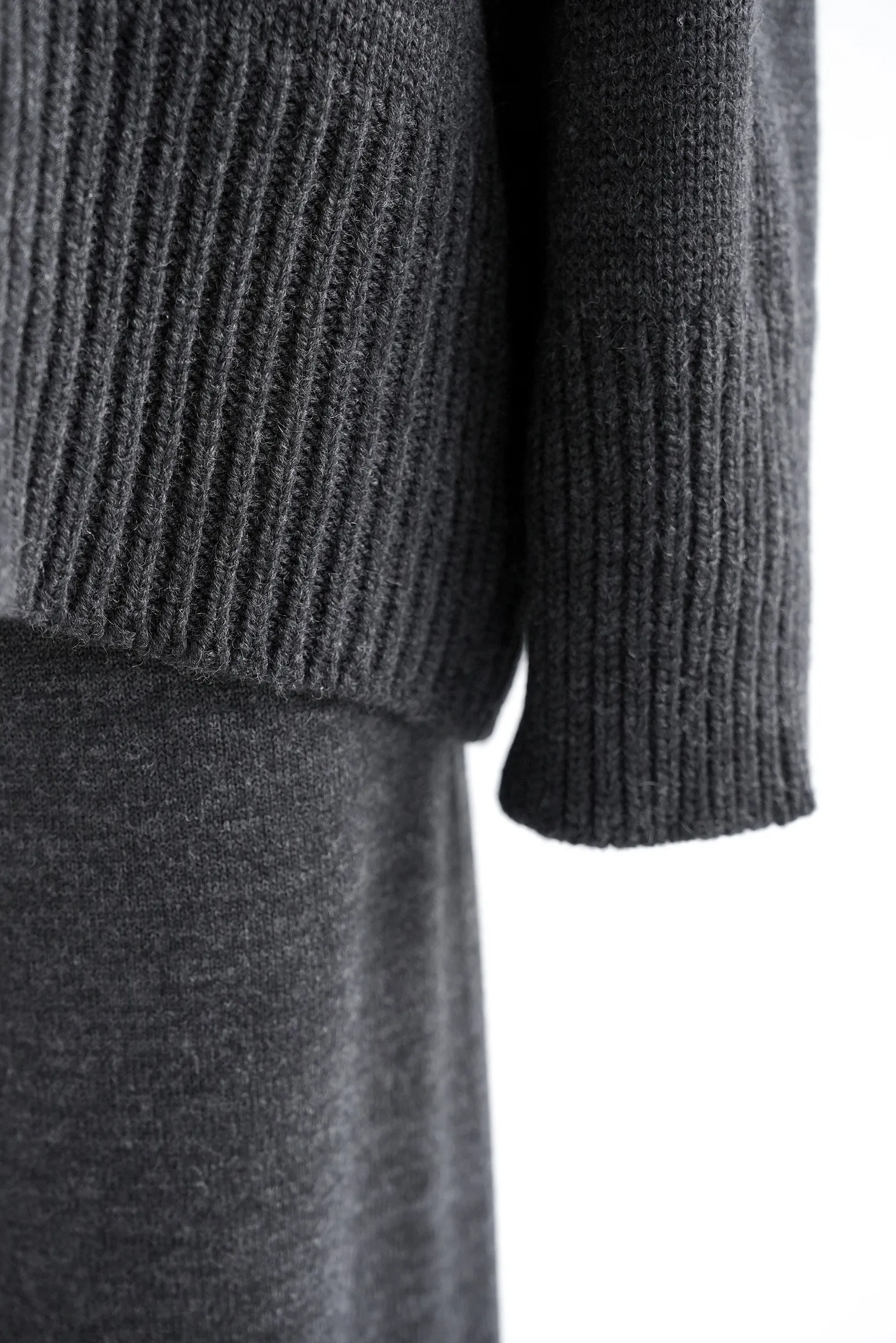 Джемпер крупной вязки с низким воротником графитового цвета фото 7