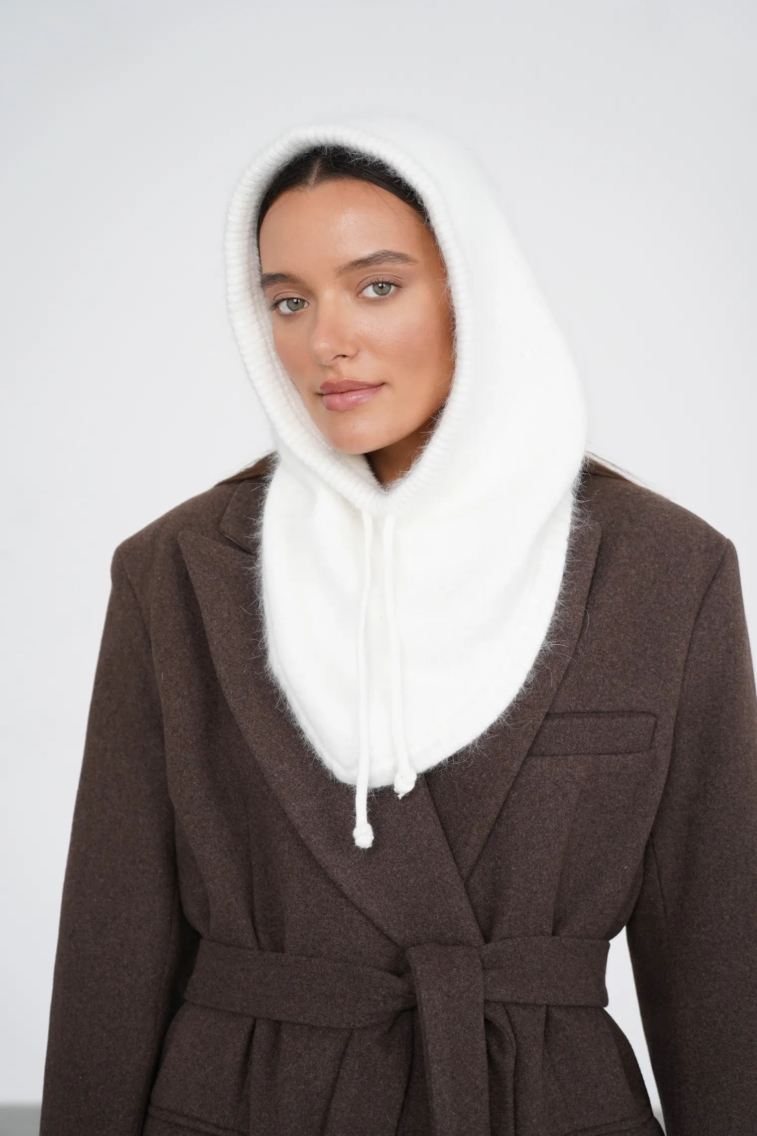 Капор из ангоры белого цвета фото 4