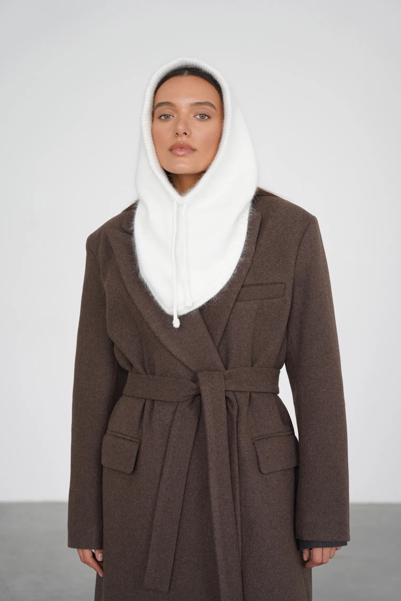 Капор из ангоры белого цвета фото 6