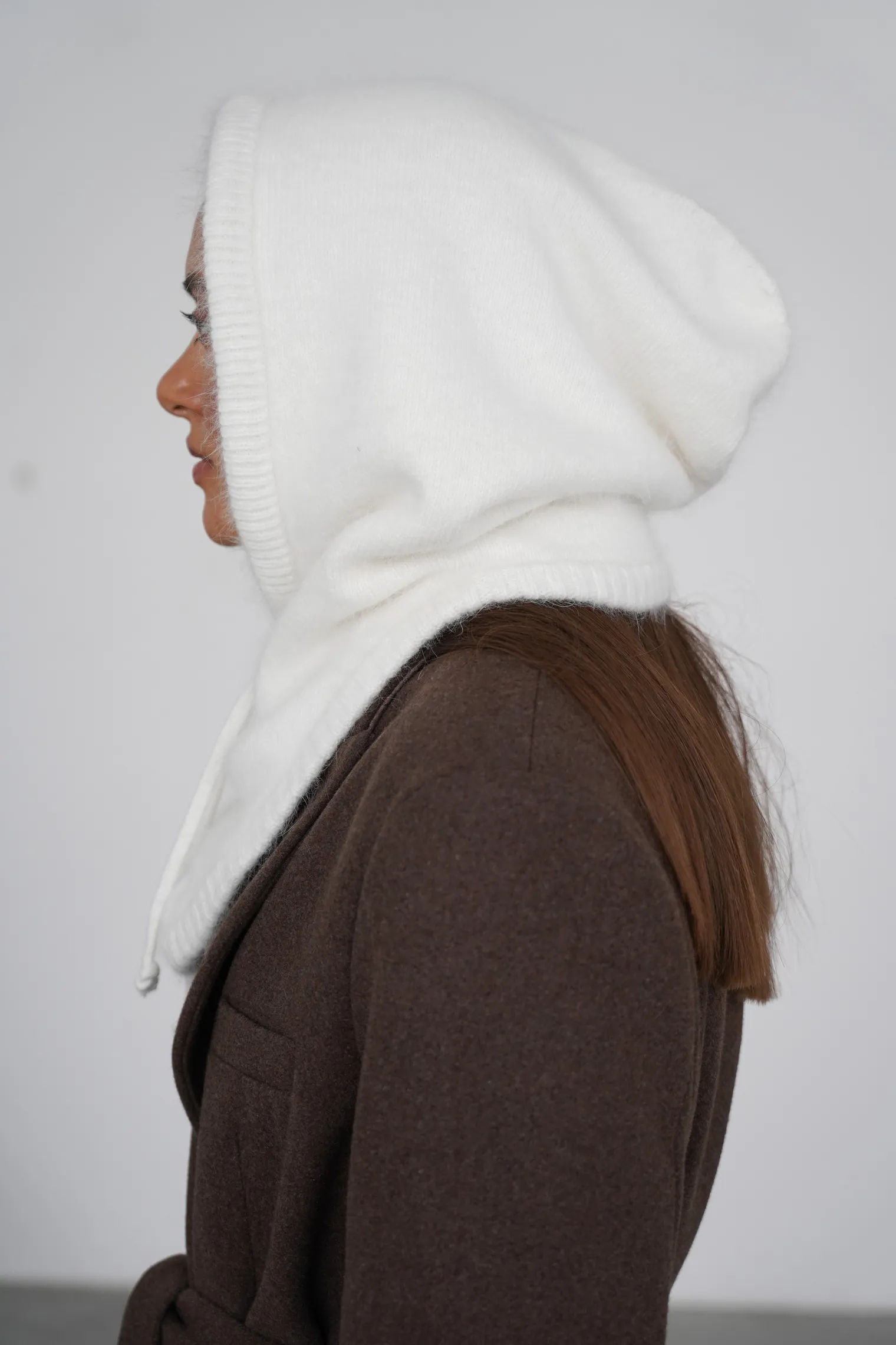 Капор из ангоры белого цвета фото 5