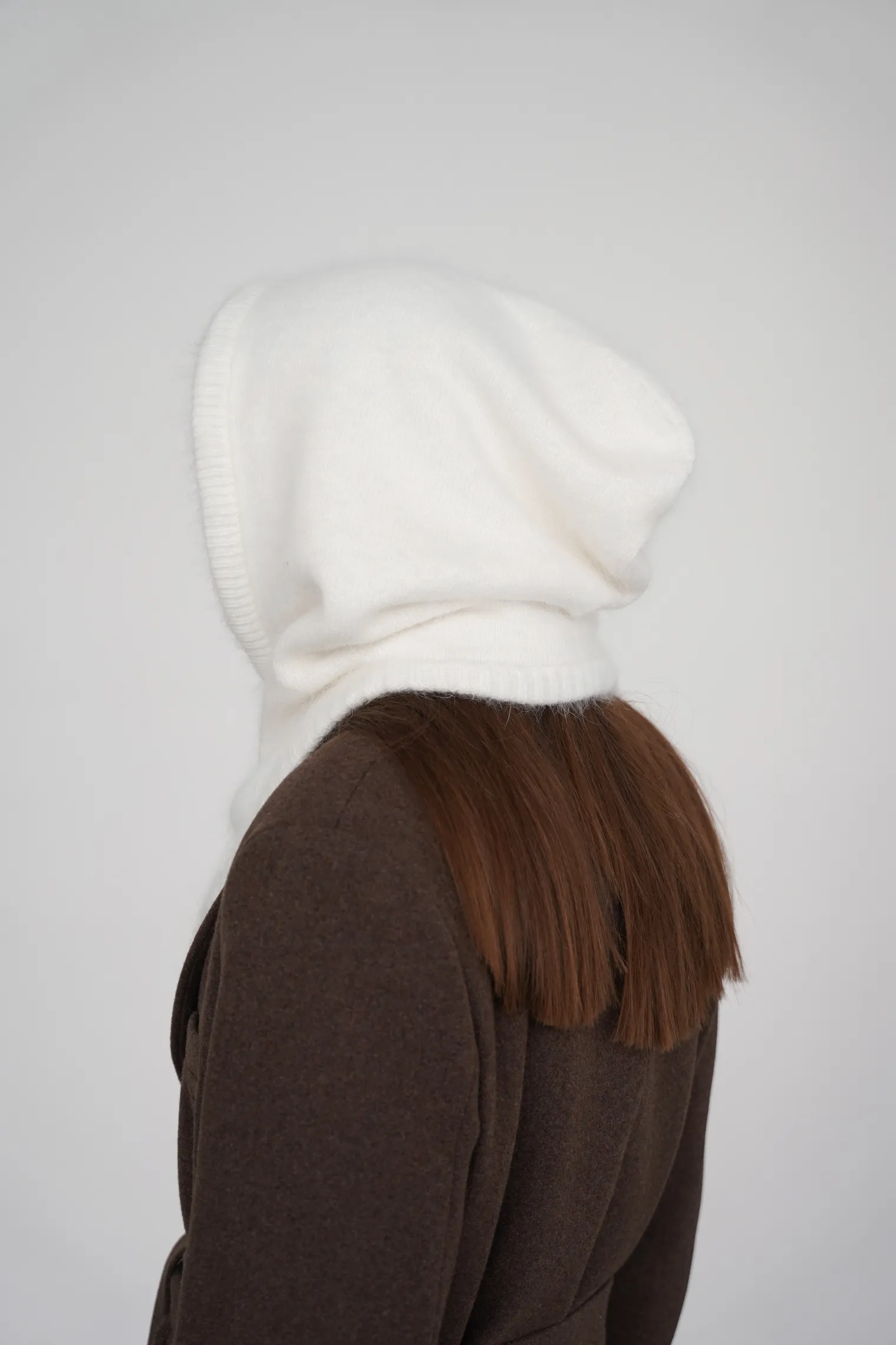 Капор из ангоры белого цвета фото 8