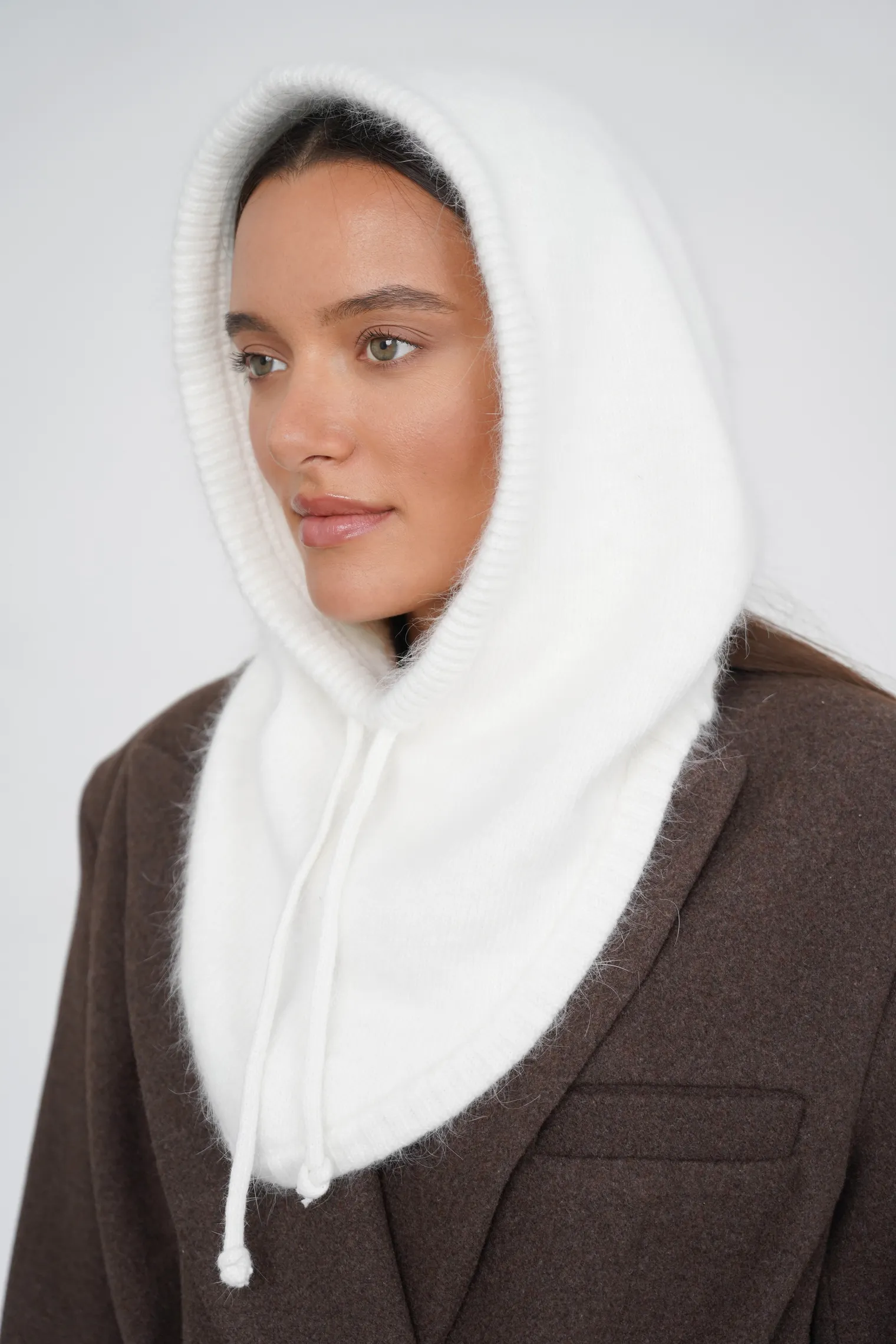 Капор из ангоры белого цвета фото 7