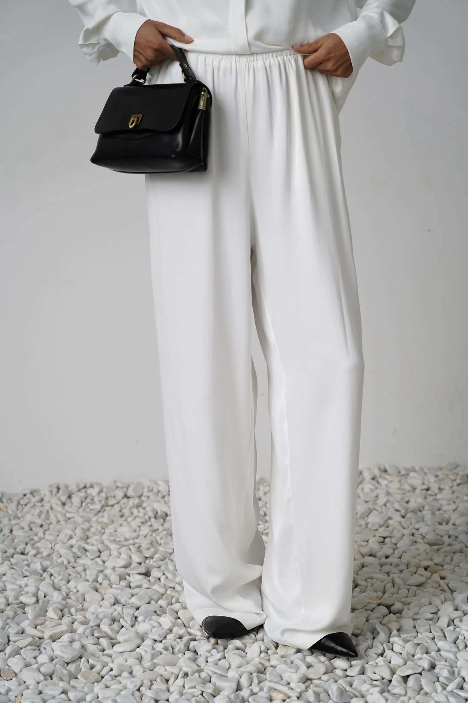 Брюки свободного кроя на резинке белого цвета фото 1