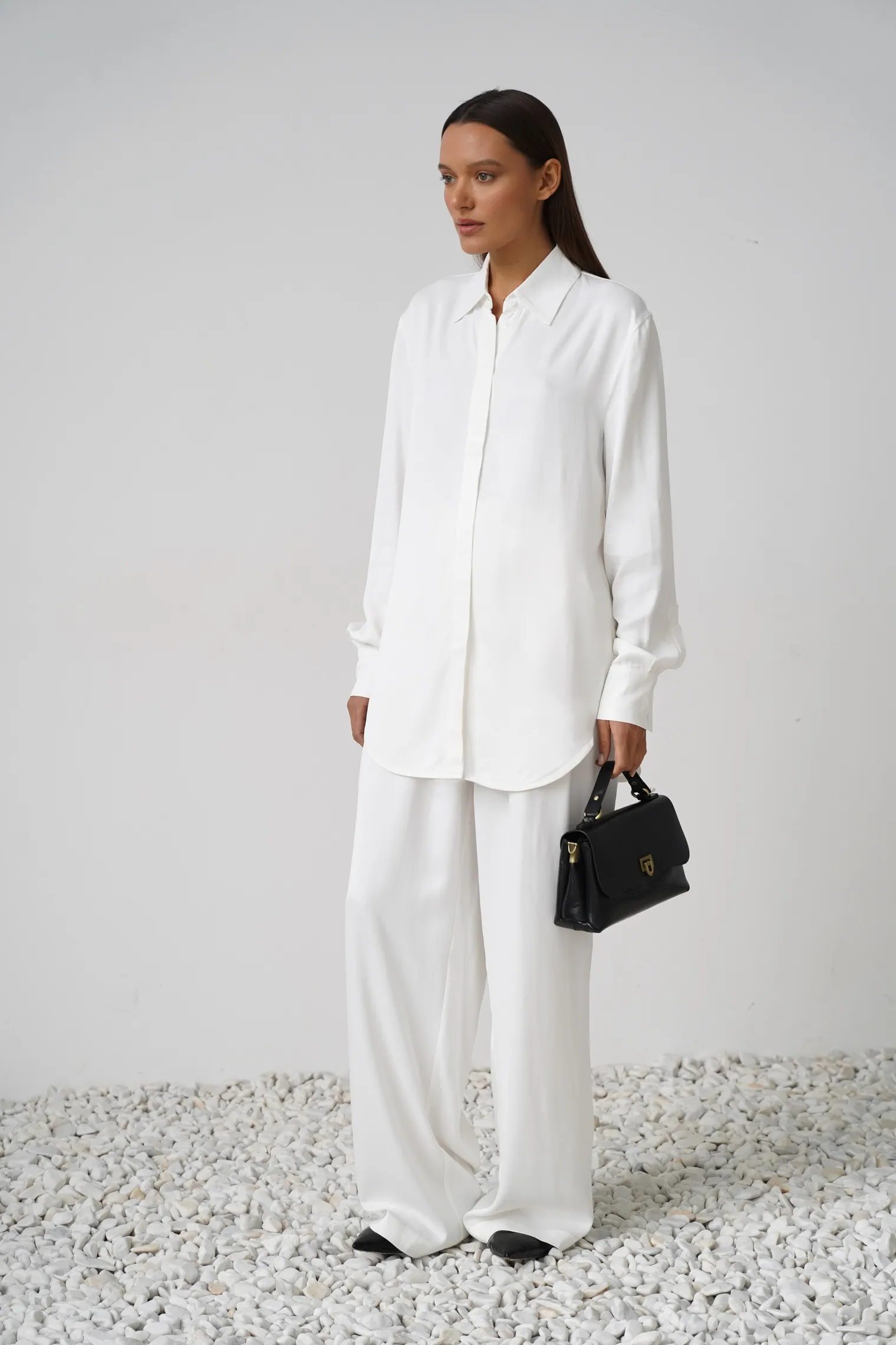 Брюки свободного кроя на резинке белого цвета фото 4