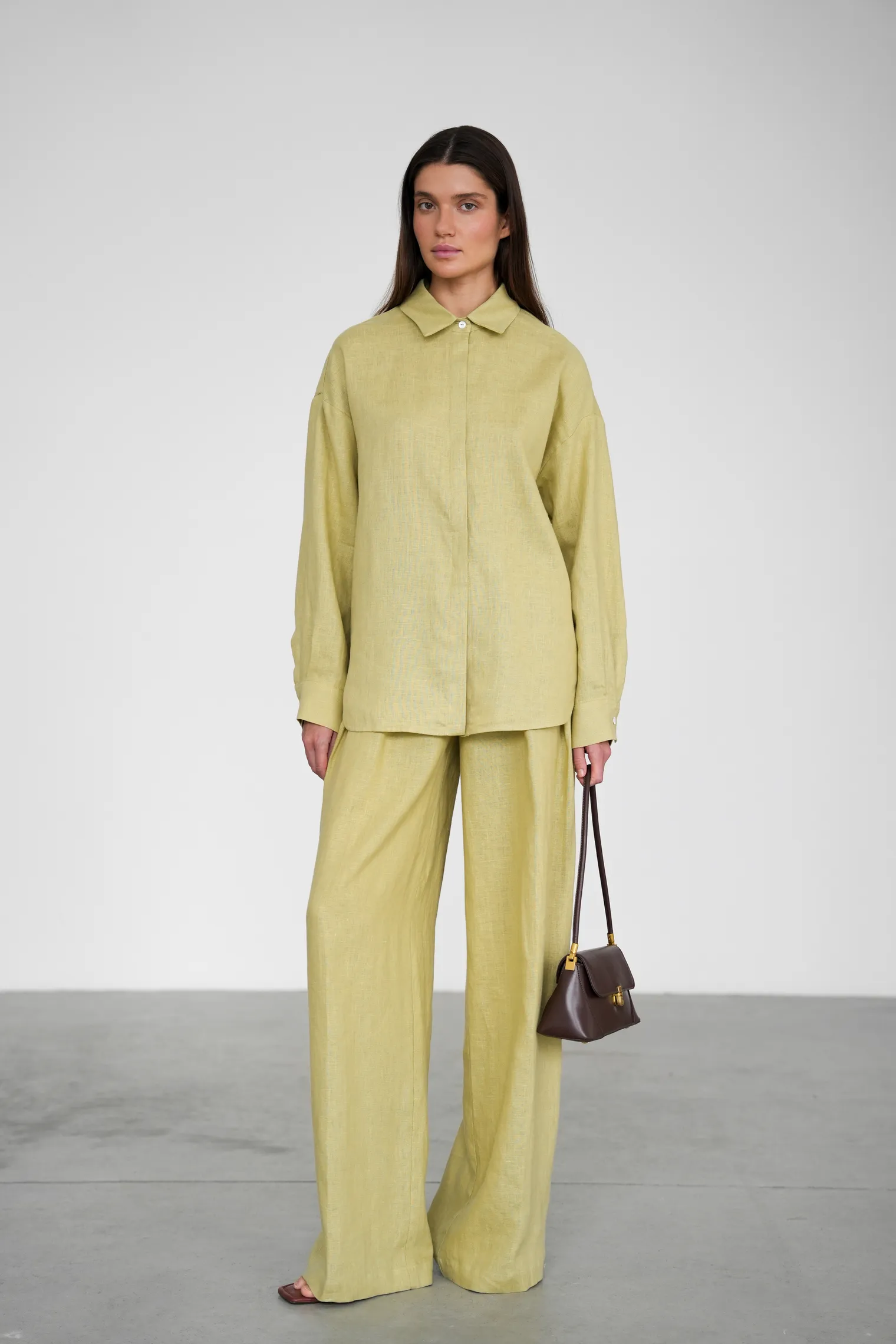 Рубашка свободного кроя изо льна оливкового цвета фото 3