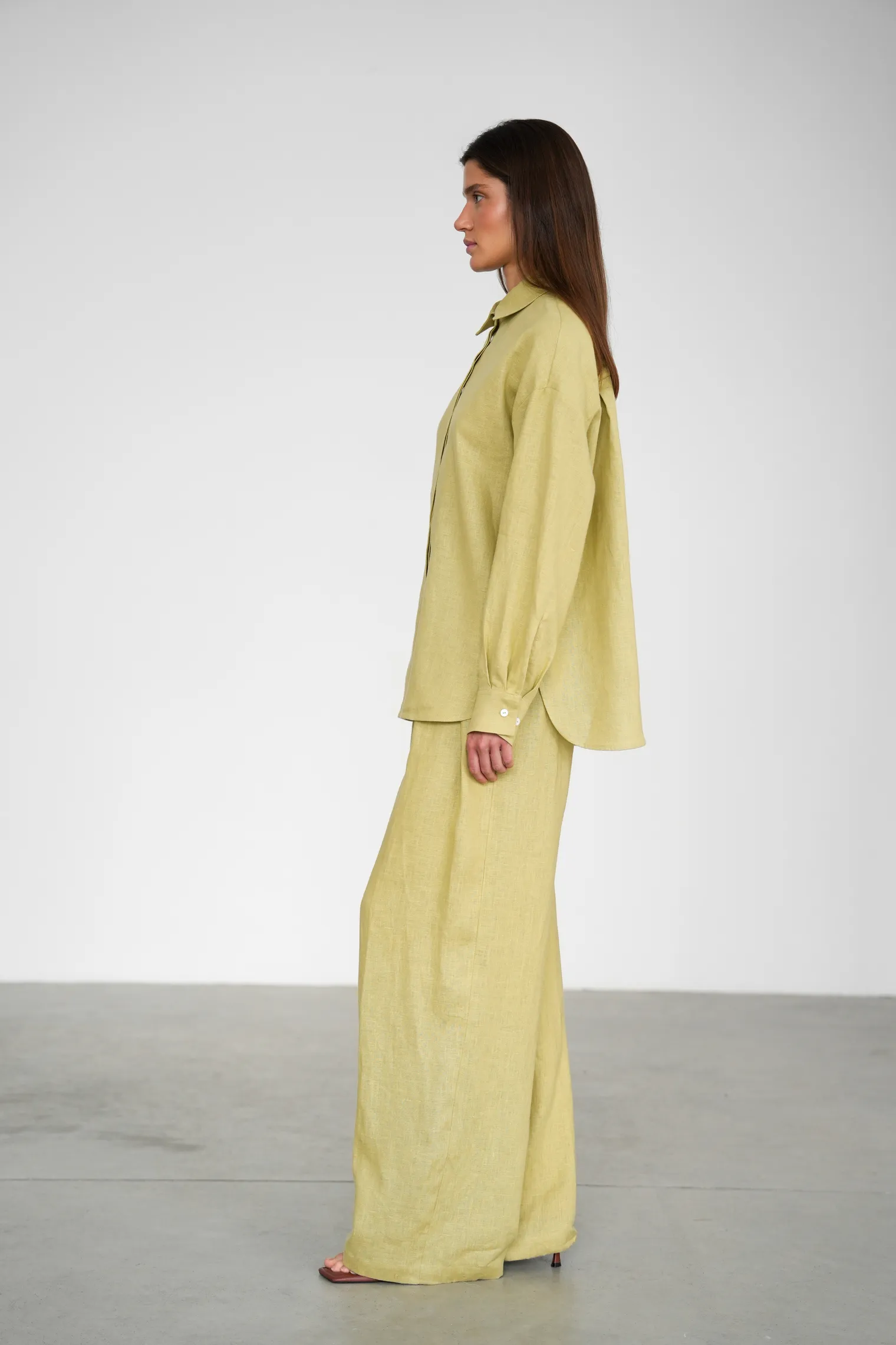 Рубашка свободного кроя изо льна оливкового цвета фото 6