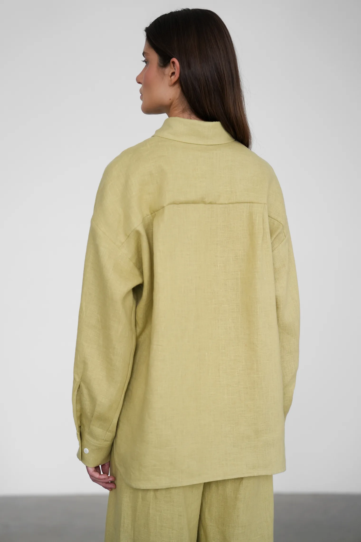 Рубашка свободного кроя изо льна оливкового цвета фото 4