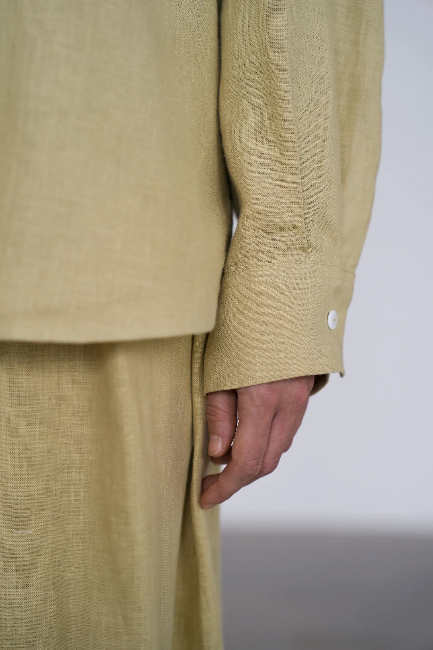Рубашка свободного кроя изо льна оливкового цвета фото 7