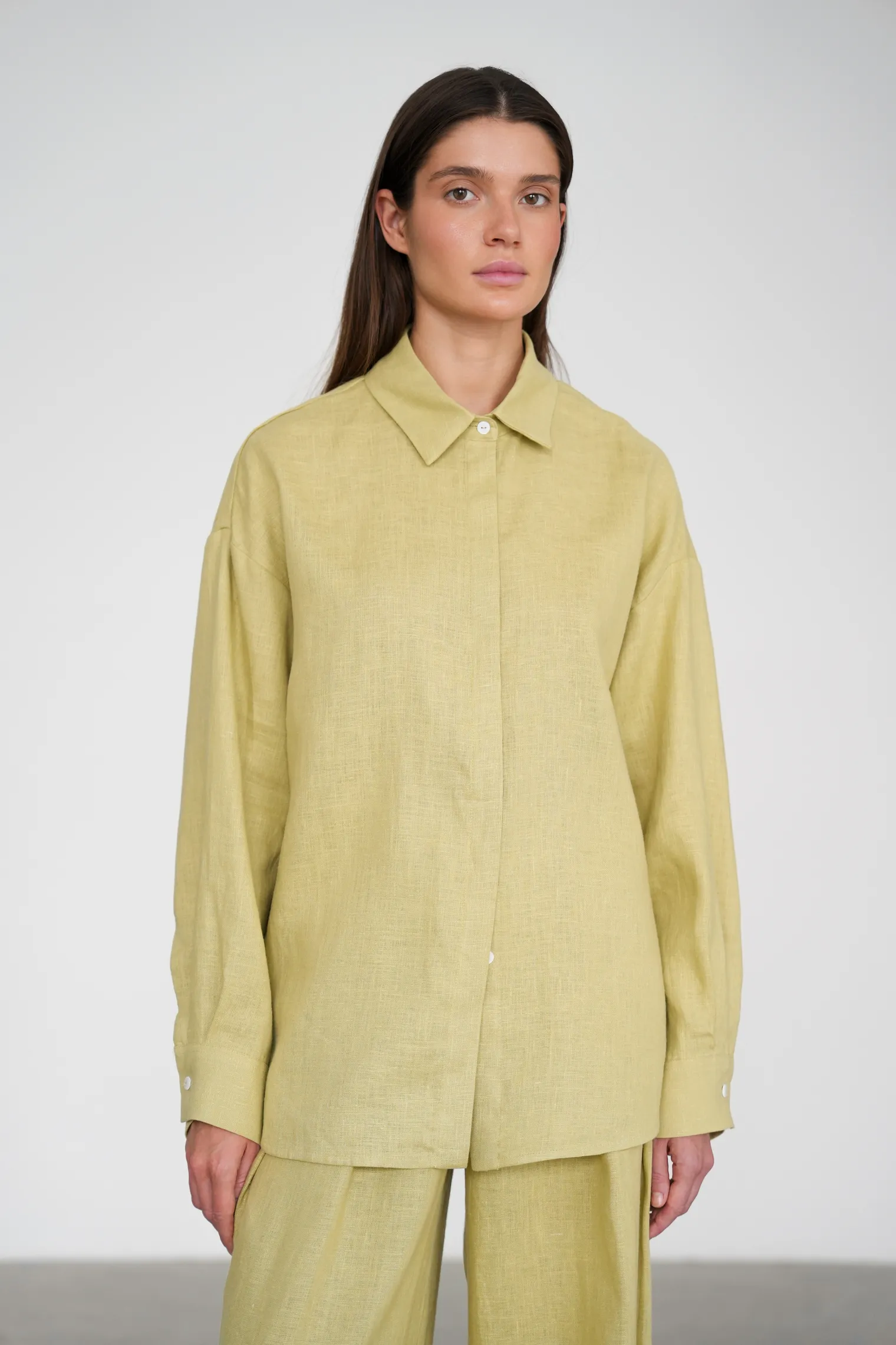 Рубашка свободного кроя изо льна оливкового цвета фото 5