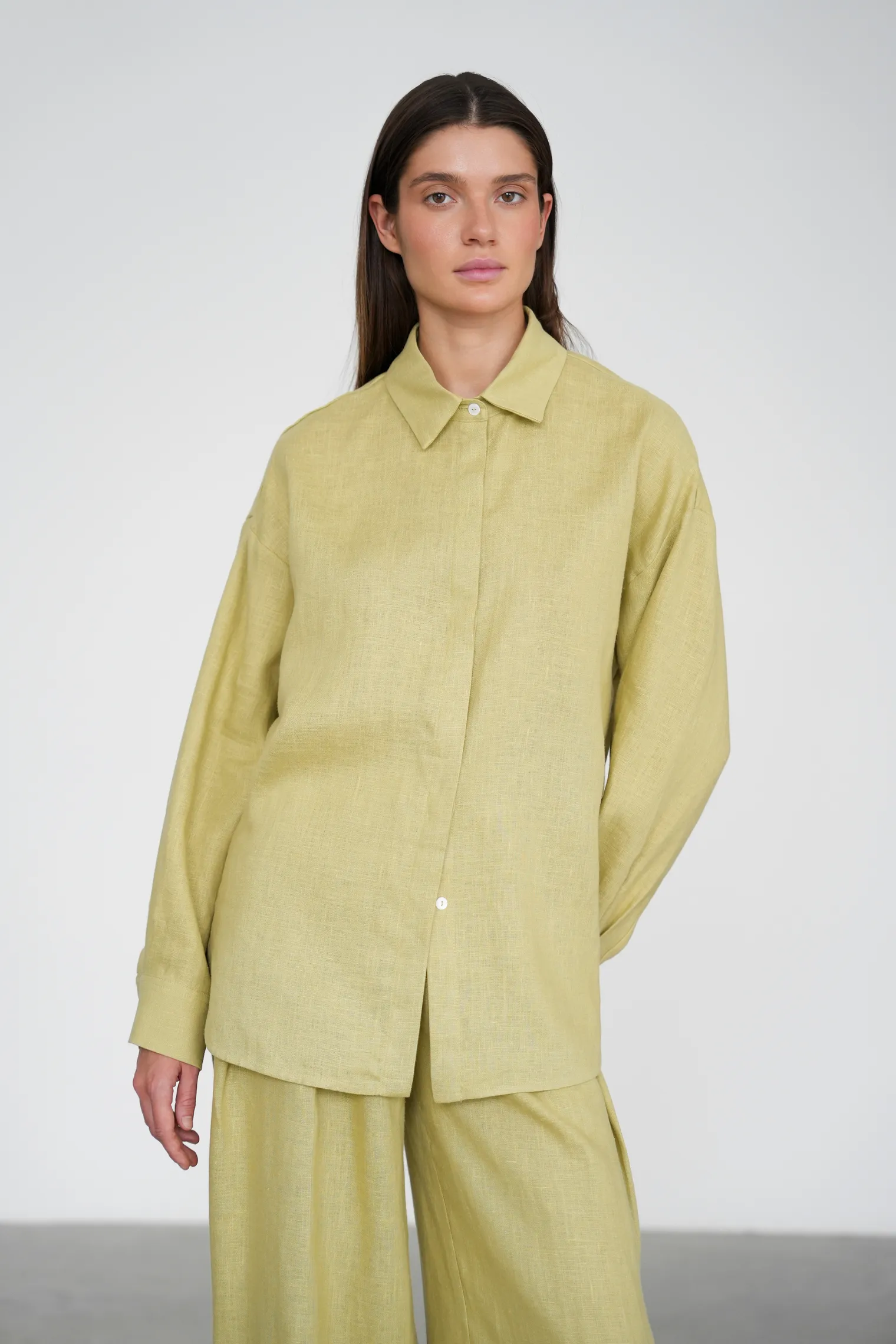 Рубашка свободного кроя изо льна оливкового цвета фото 8