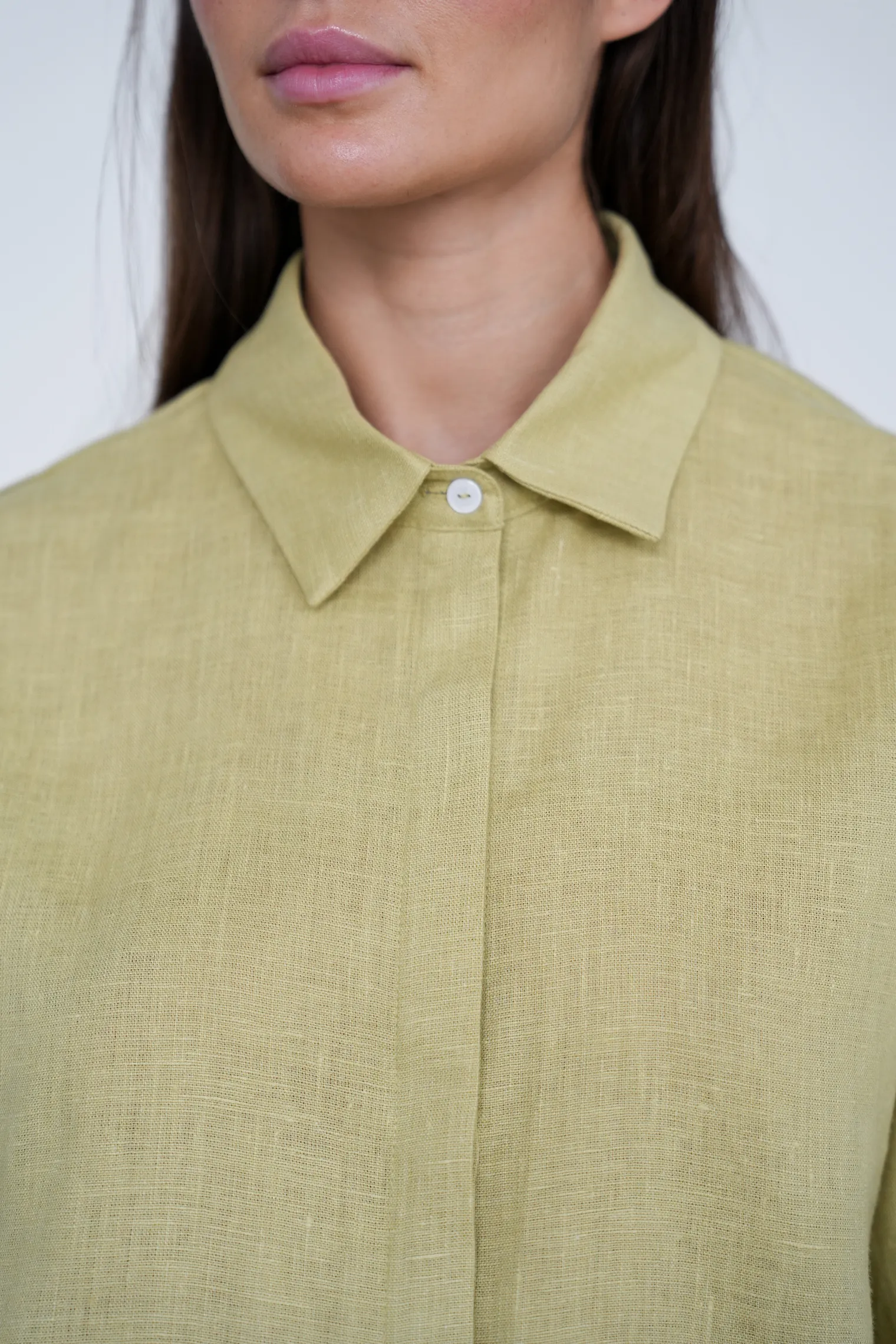 Рубашка свободного кроя изо льна оливкового цвета фото 2