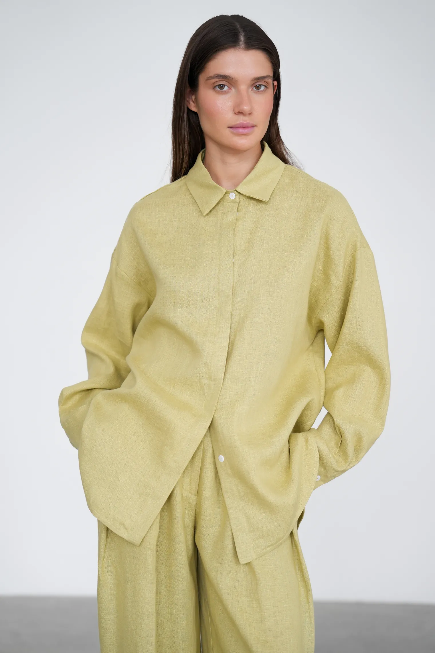 Рубашка свободного кроя изо льна оливкового цвета фото 1