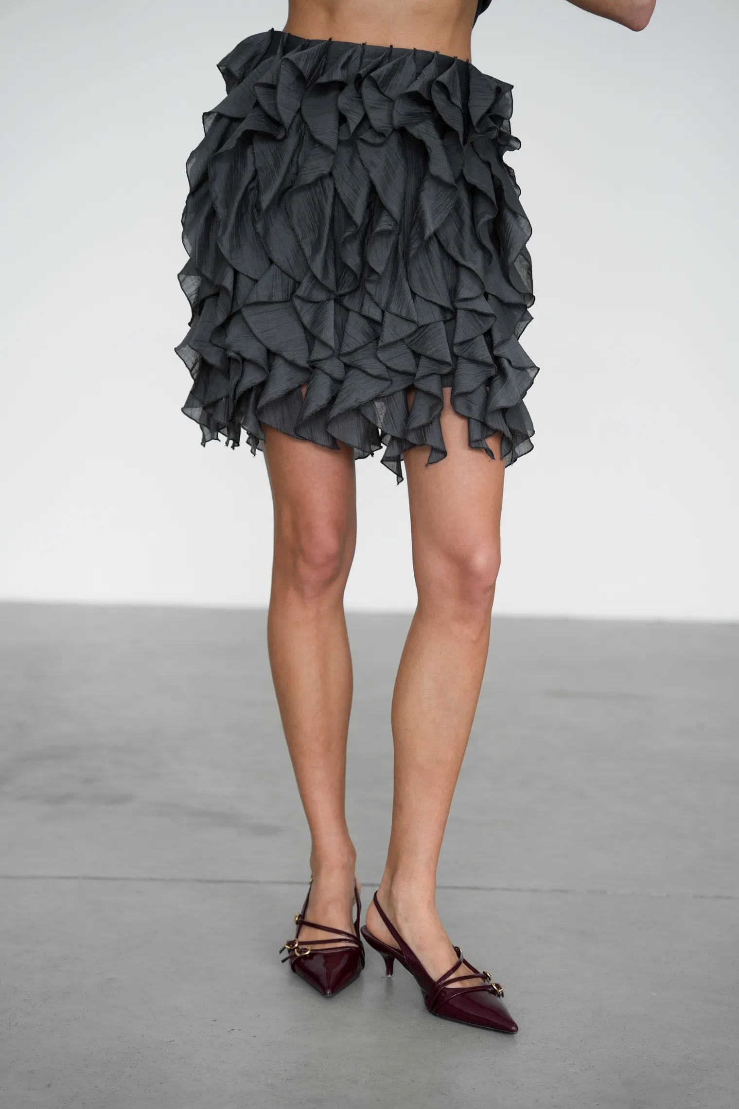 Юбка из жатой ткани графитового цвета фото 7