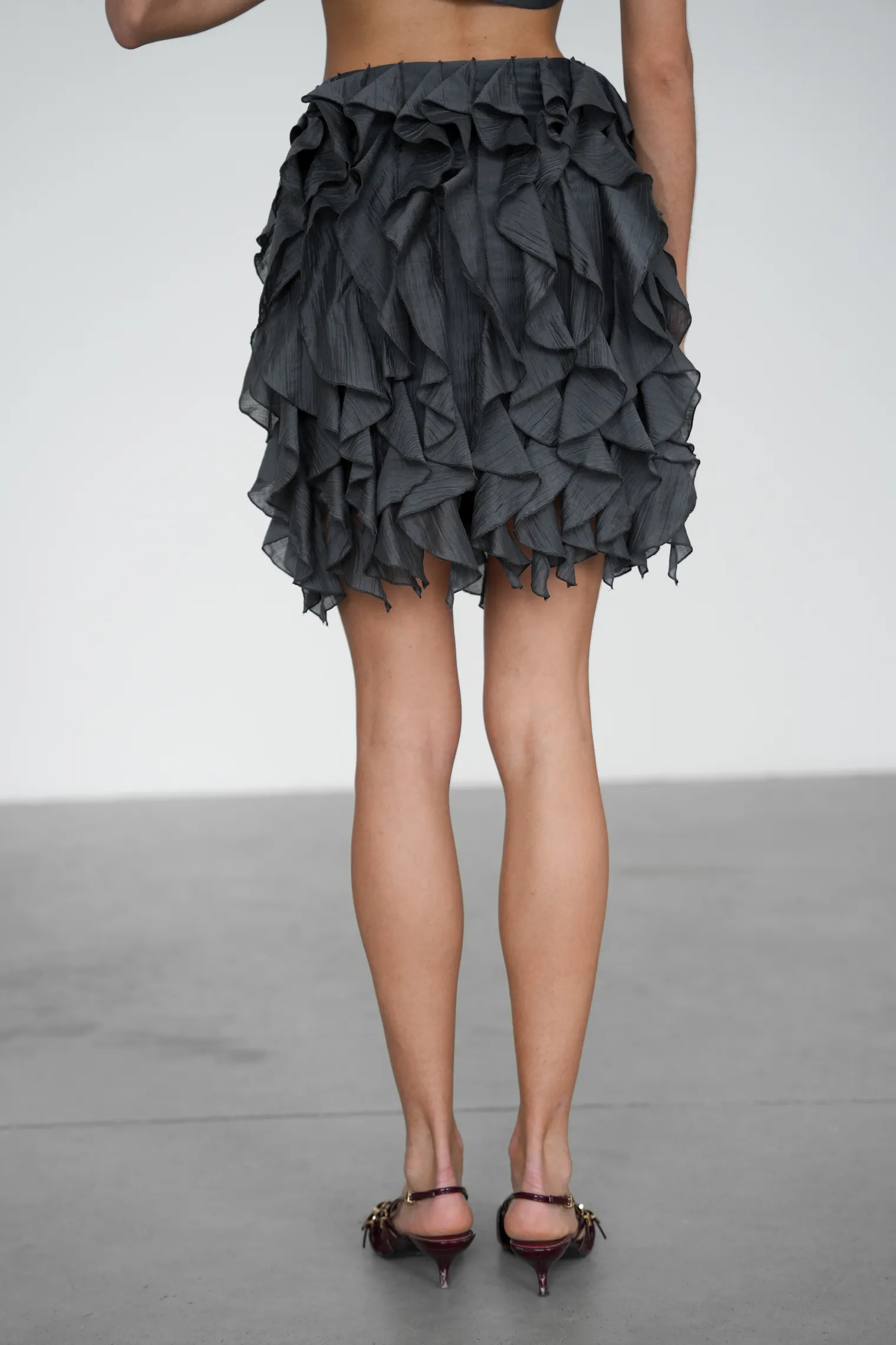 Юбка из жатой ткани графитового цвета фото 4