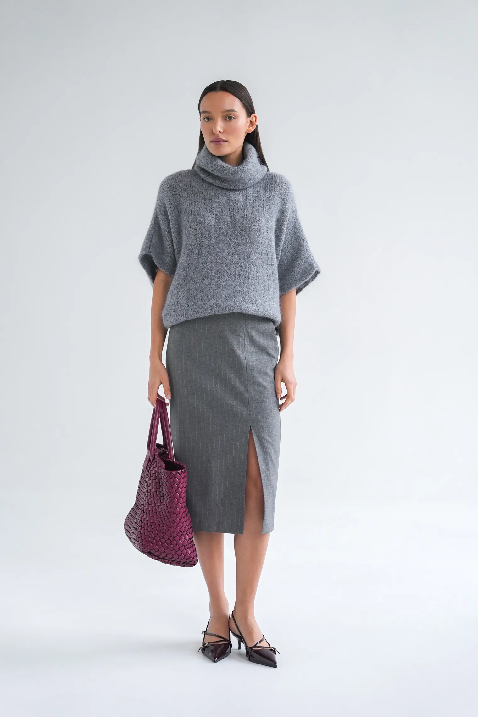 Юбка прямого кроя с разрезом в полоску серого цвета фото 3