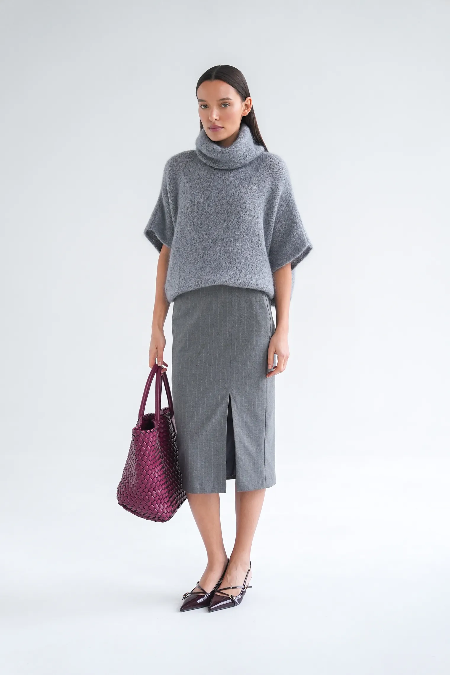 Юбка прямого кроя с разрезом в полоску серого цвета фото 6