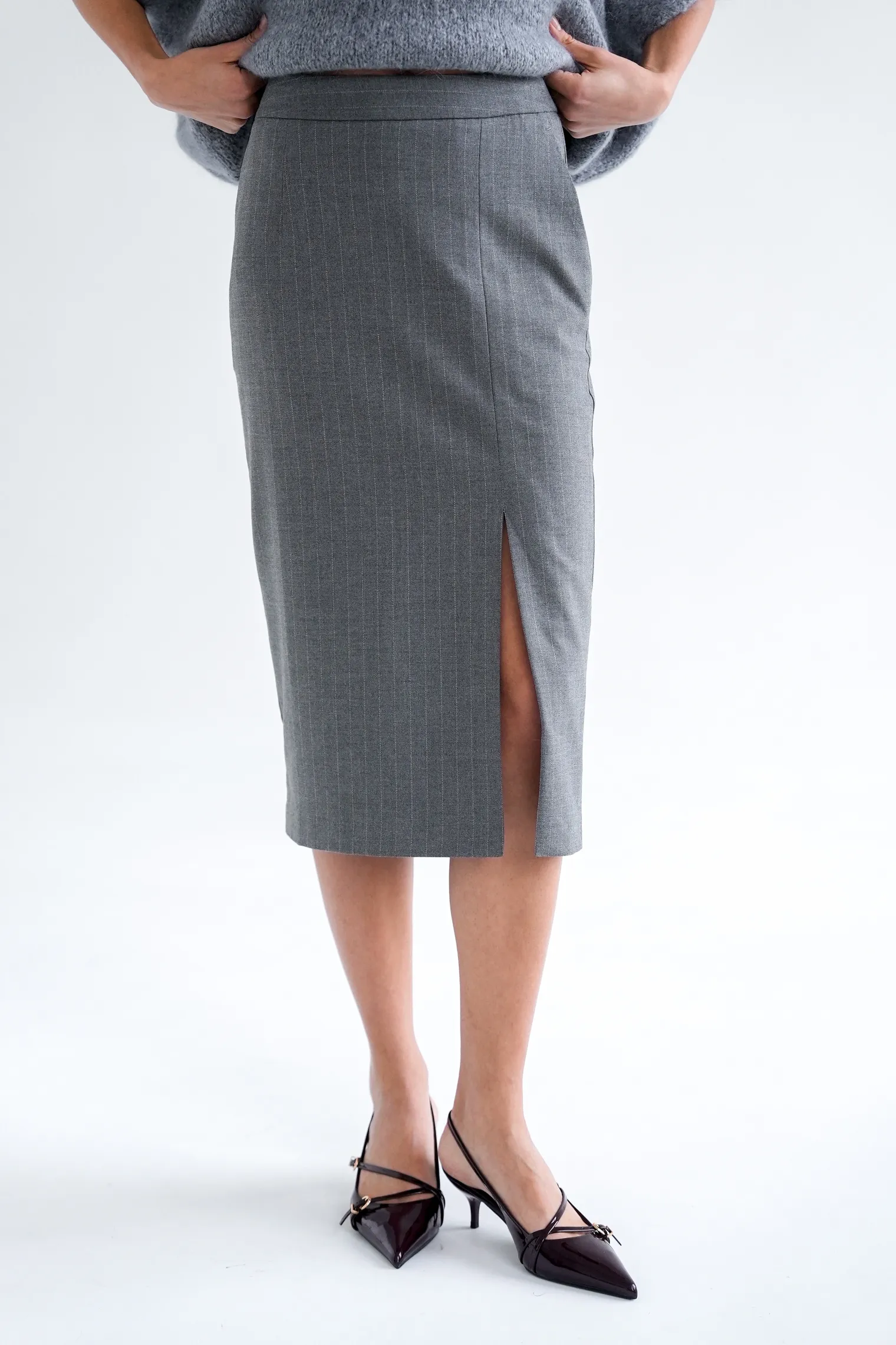 Юбка прямого кроя с разрезом в полоску серого цвета фото 7