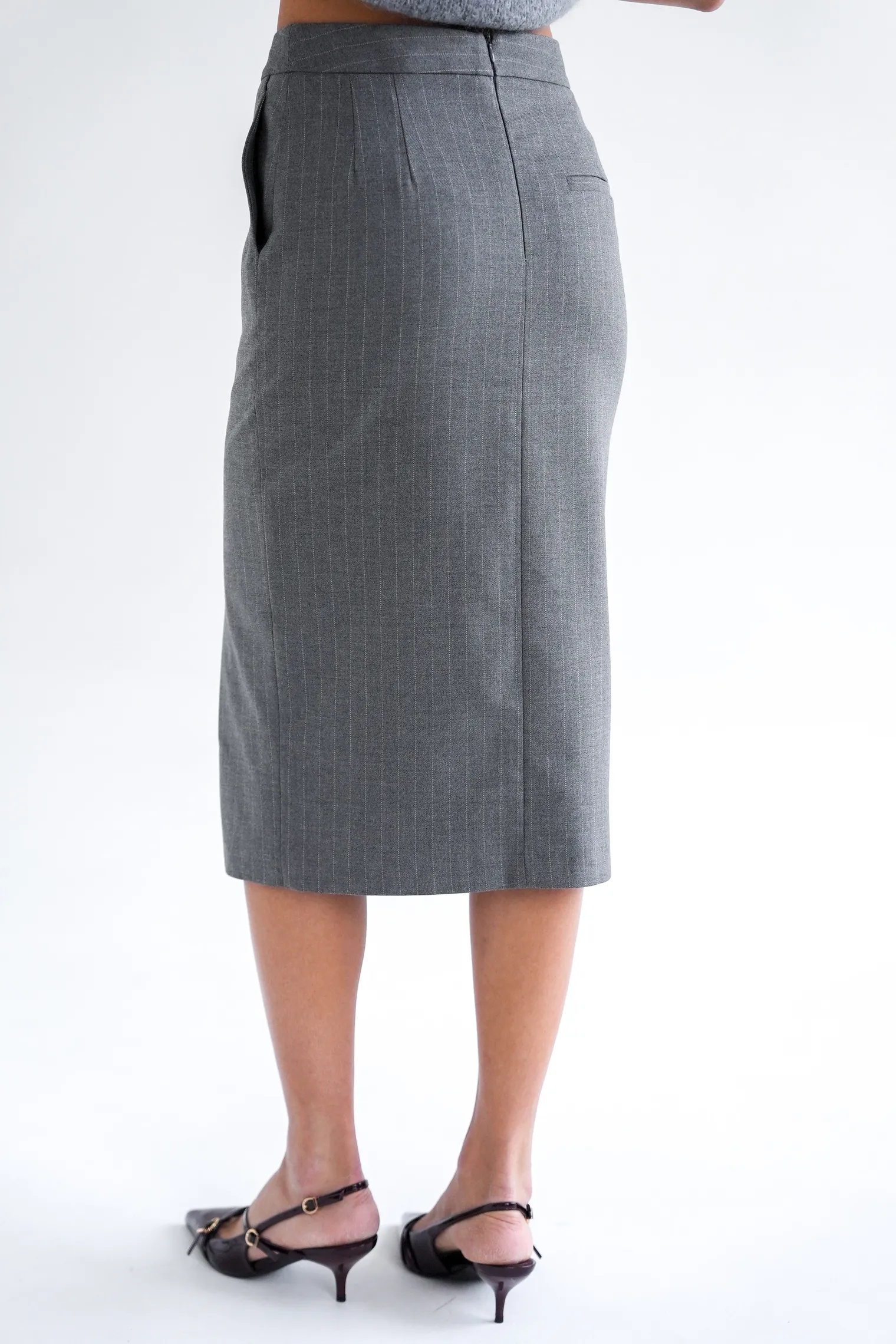 Юбка прямого кроя с разрезом в полоску серого цвета фото 5