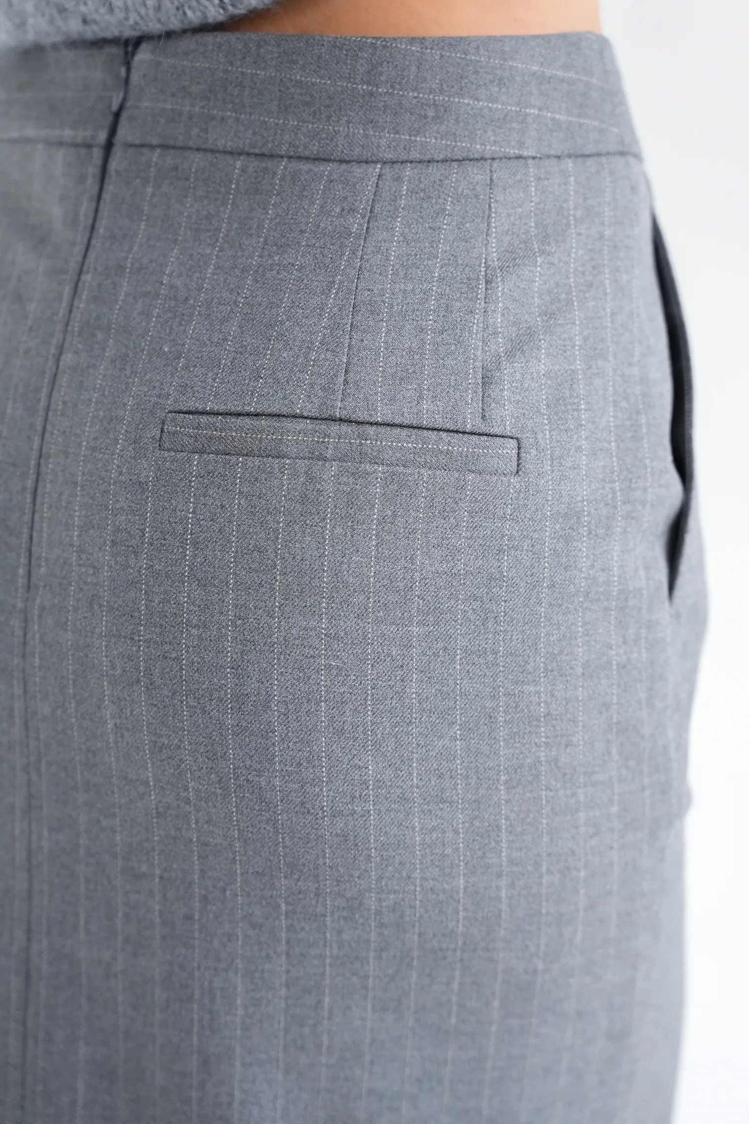 Юбка прямого кроя с разрезом в полоску серого цвета фото 8