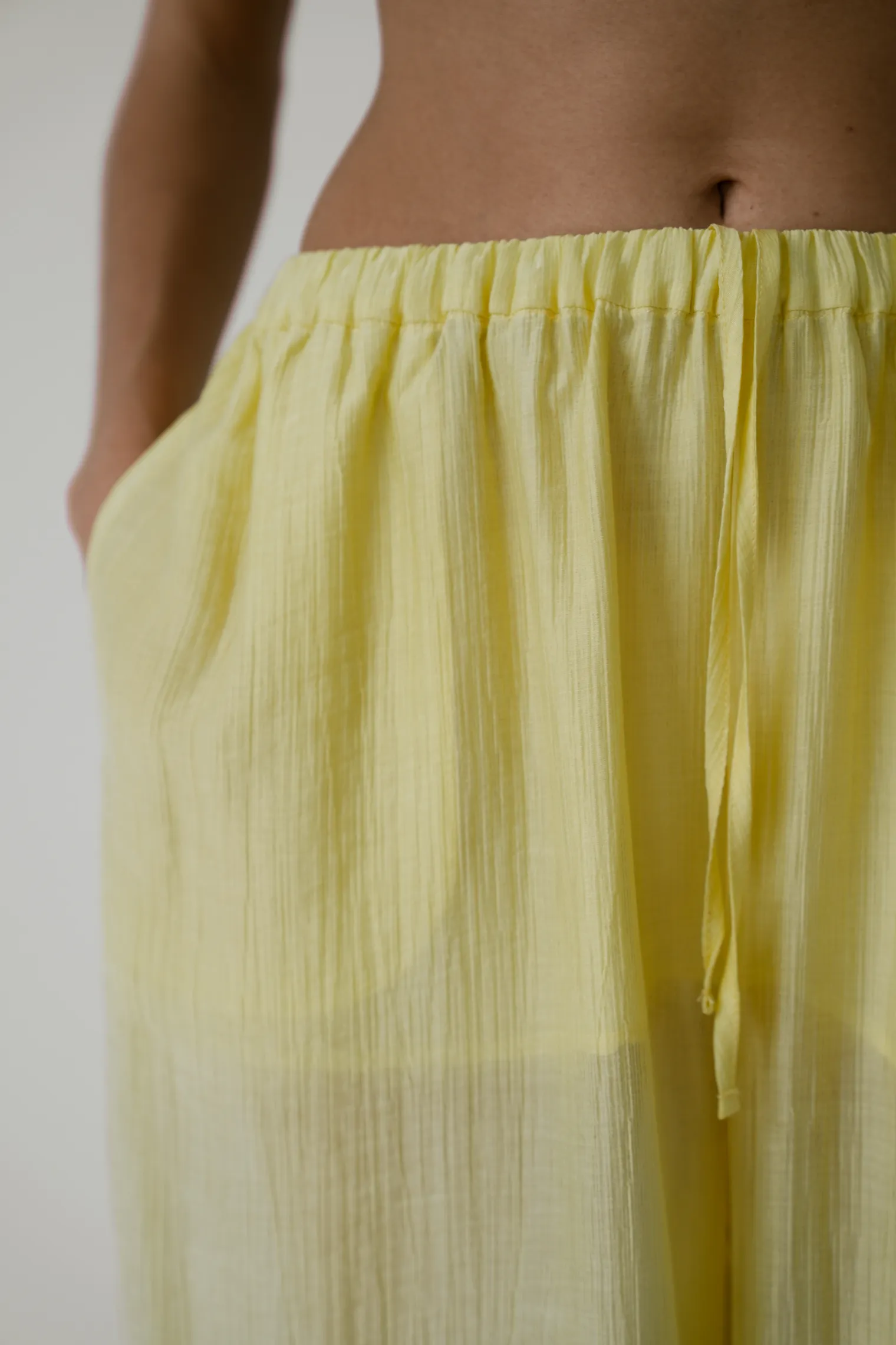 Брюки свободного кроя из жатой ткани цвета молочный лимон фото 2