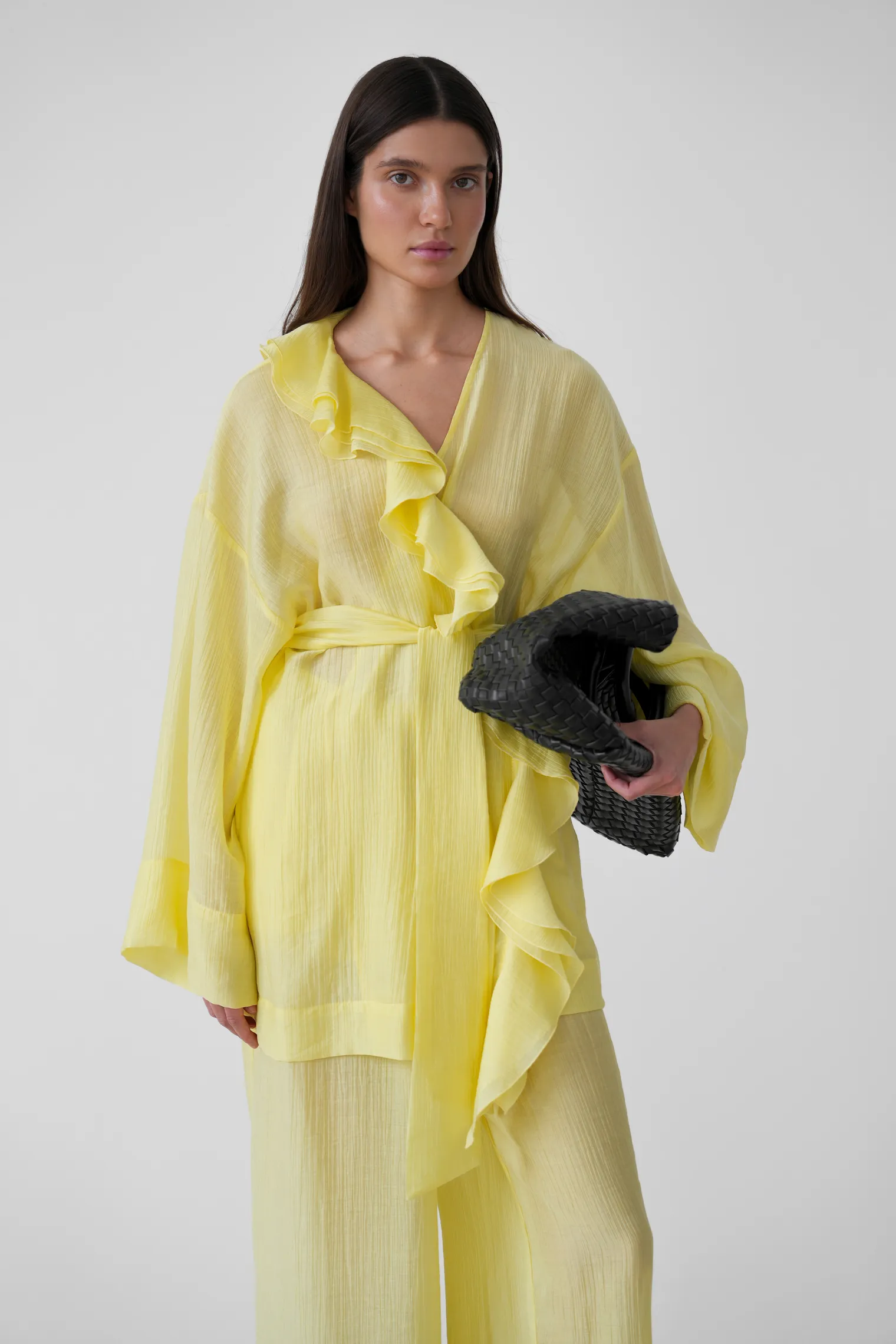 Брюки свободного кроя из жатой ткани цвета молочный лимон фото 6