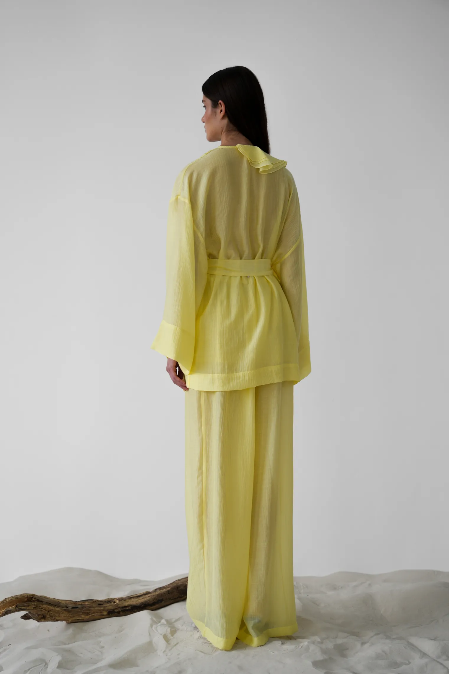 Брюки свободного кроя из жатой ткани цвета молочный лимон фото 7