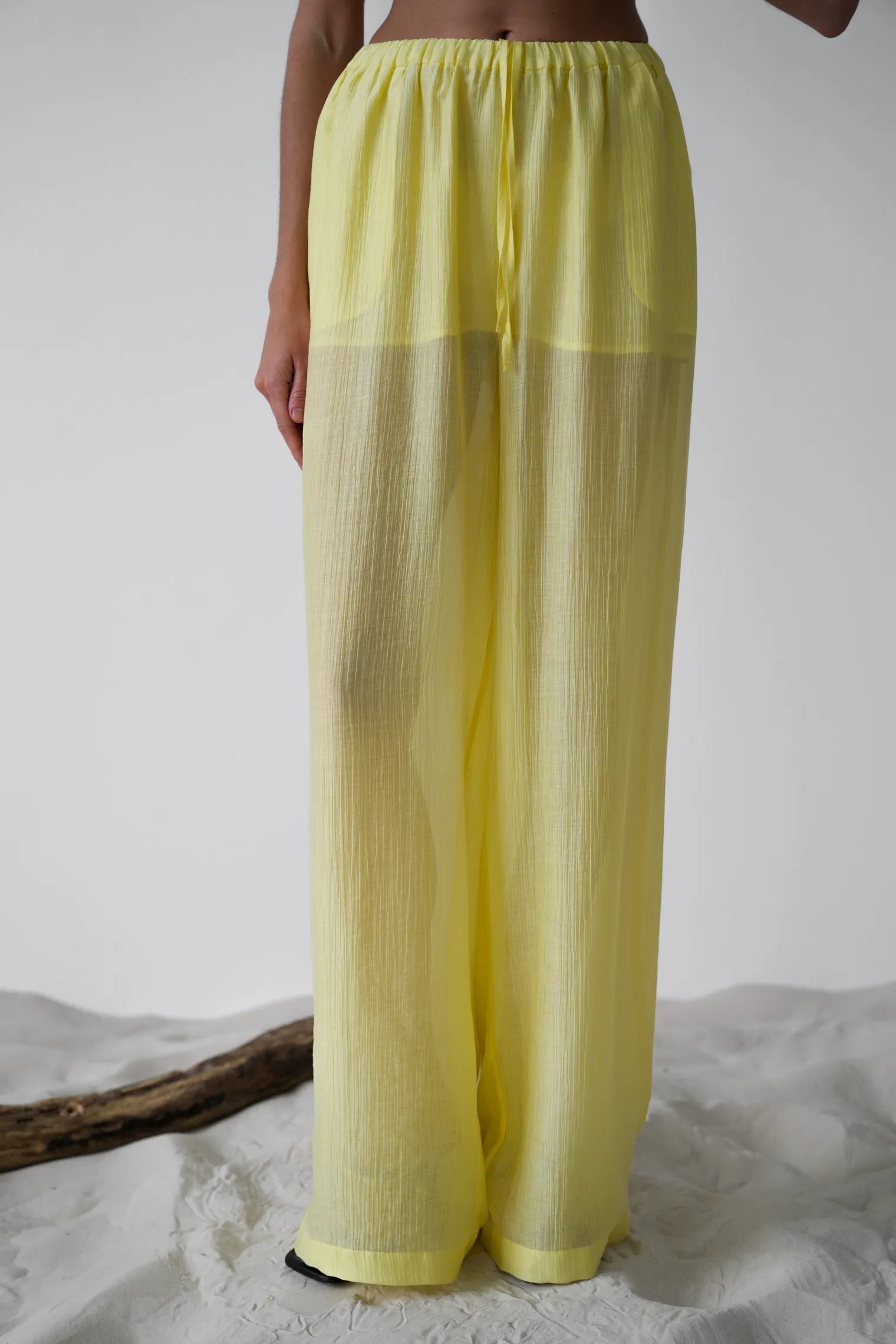 Брюки свободного кроя из жатой ткани цвета молочный лимон фото 1