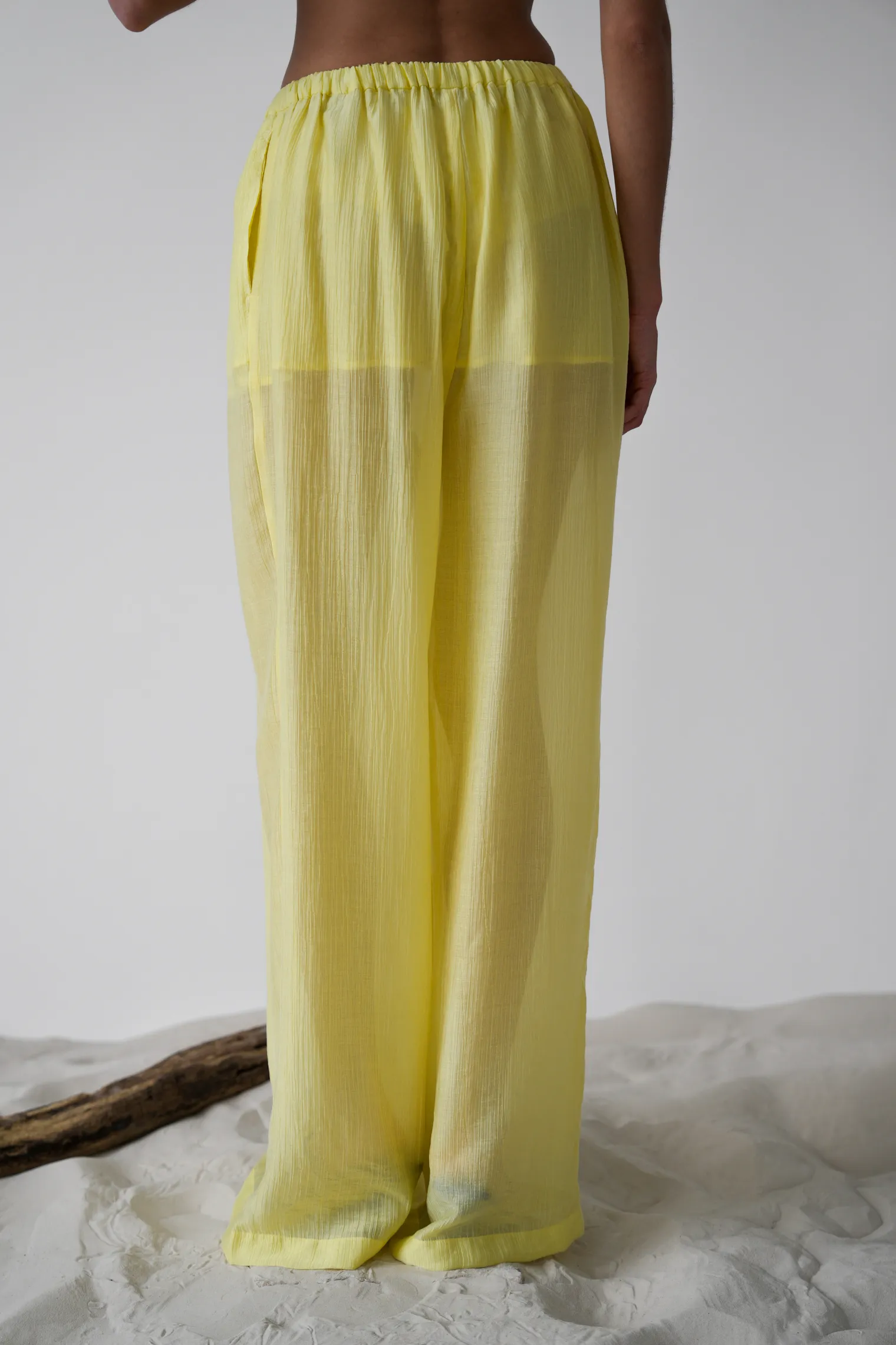 Брюки свободного кроя из жатой ткани цвета молочный лимон фото 4