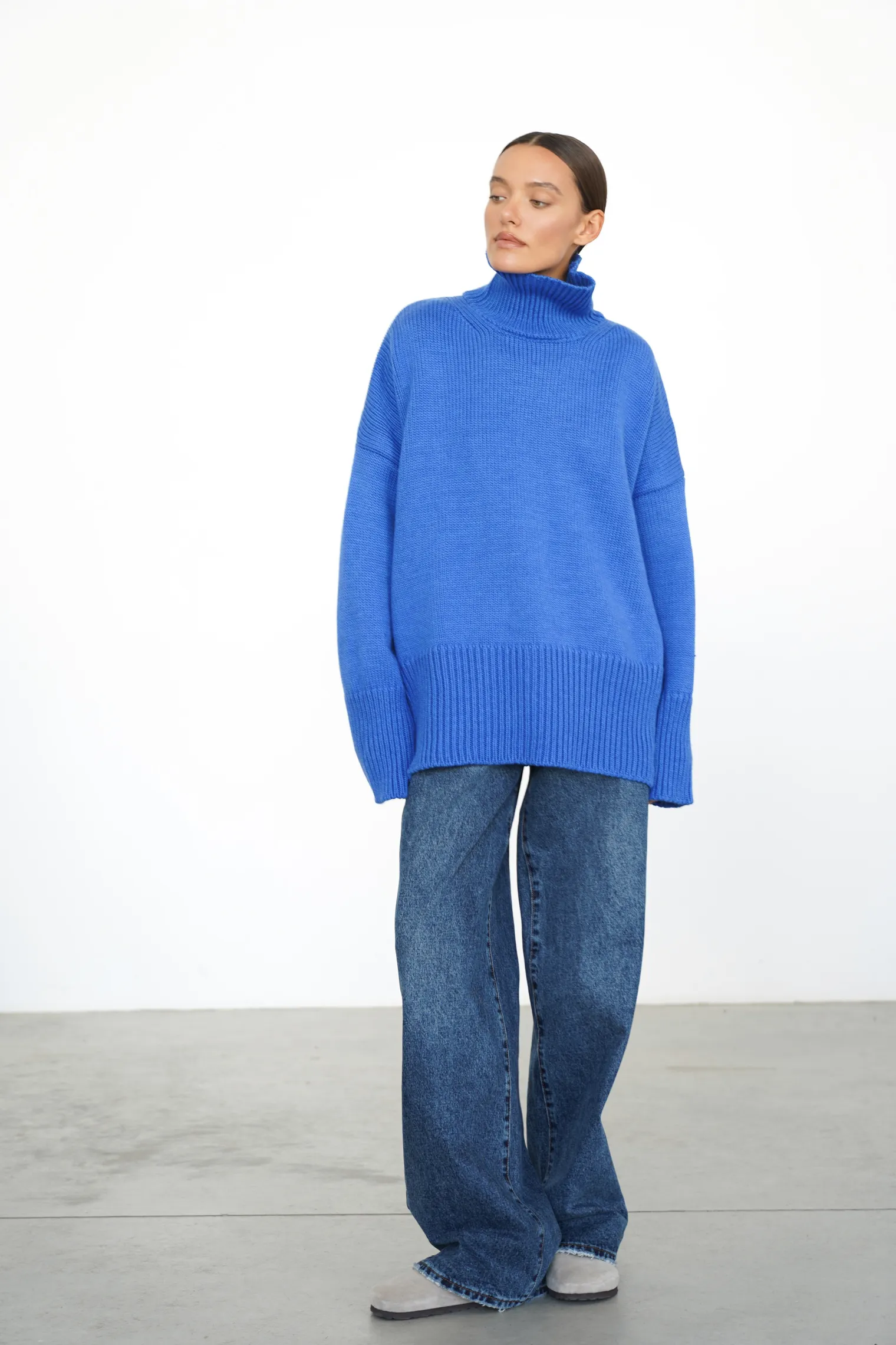 Джемпер крупной вязки с высоким воротником цвета королевский синий фото 5