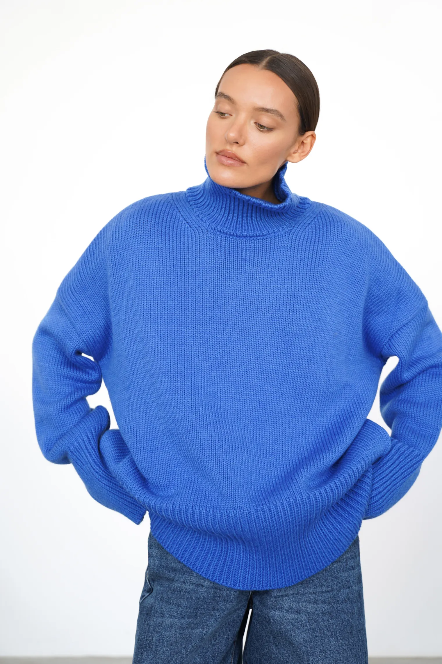 Джемпер крупной вязки с высоким воротником цвета королевский синий фото 1
